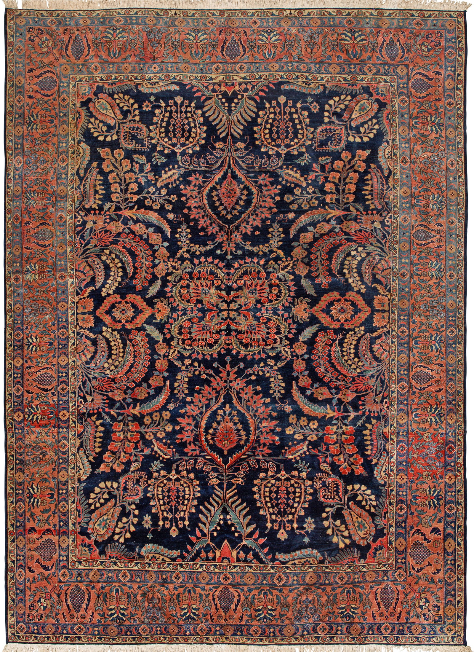 Großer antiker Sarough-Teppich: Persien. Um 1910. Wolle auf Baumwolle. Im dunkelblauen Innenfeld flächendeckende Musterung aus großzügigen, ornamental angeordneten Blütenrispen und -dolden. Umlaufend breite, hellrote Bordüre