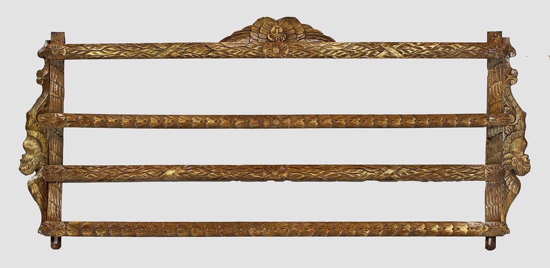Tellerboard im Barock-Stil: Holz, reliefplastisch geschnitzt. Passig geschweigfte, reliefierte Seitenwangen, flankiert von reliefierten Putten, durch schmale Stege mit Schuppen und Blattdekor verbunden. H. 56 cm. 132 cm x 22 cm.