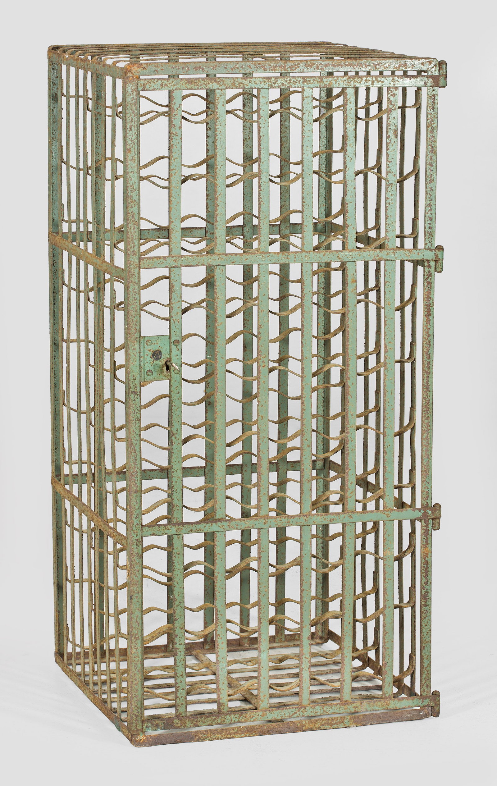 Weinkäfig: Eisen, grau-grün lackiert. Hochrechteckig angelegter Korpus aus flachen, gitteratig angelegten Streben. Innen geschweifte Stege als Ablageflächen. H. 115 cm. 56 cm x 55 cm. A French iron wine cage. 