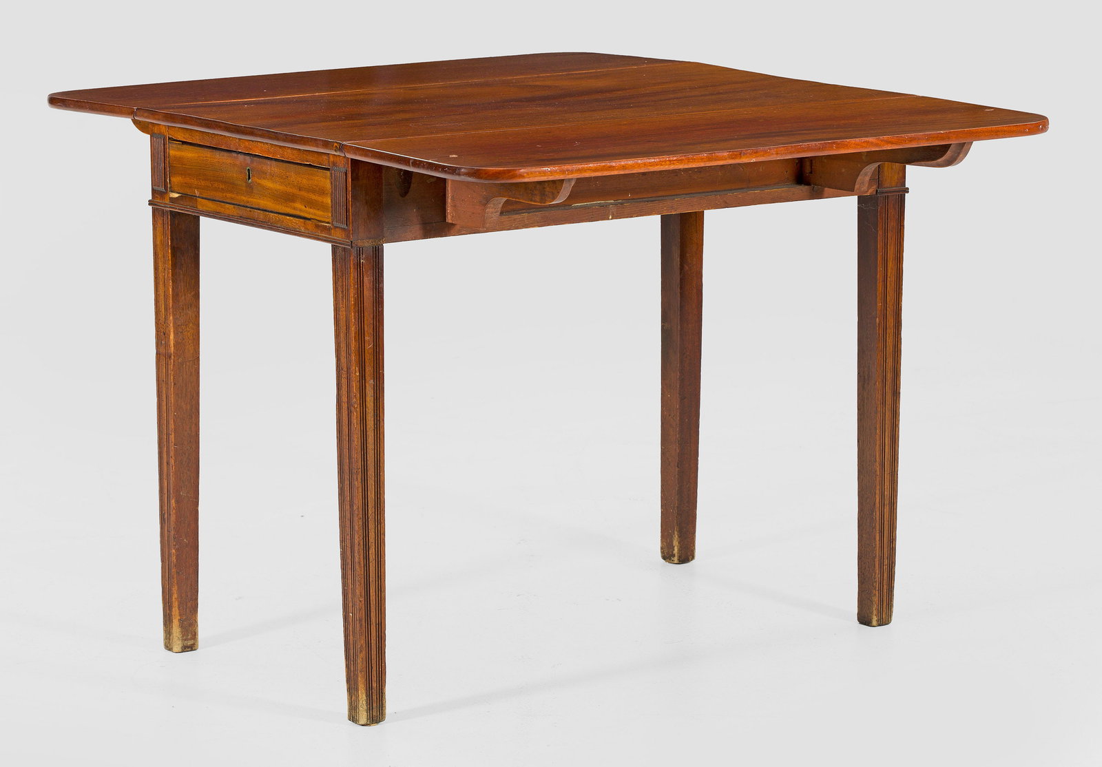 Pembroketable: Mahagoni. Gerader, einschübiger Zargenkasten mit rückseitiger Blendschublade auf gekanteten, gerillten Beinen. gering überstehende an den Längsseiten aufstellbare Deckplatte. H. 72,5 cm. 91 cm x