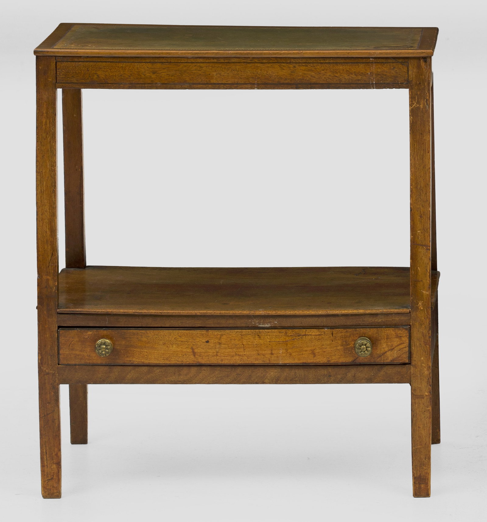 Regency-Beistelltisch: Mahagoni. Schmale Zarge auf Vierkantbeinen, dazwischen durch eingezogenen Schubladenkasten verbunden. Gering überstehende Deckplatte mit Einlage aus grünem, goldgeprägtem Leder. H. 70 cm. 62 cm x 3