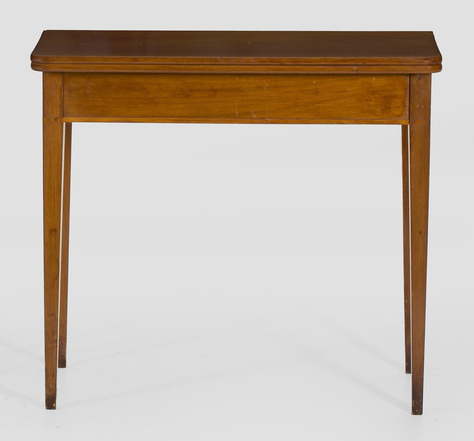 Regency-Klapptisch: Mahagoni. gerader Zargenkasten auf konischen Vierkantbeinen. Gering überstehende, aufklappbare Deckplatte mit gerundeten Ecken. H. 75 cm. 83 cm x 40,5 cm. An English mahogany folding table. England. 
