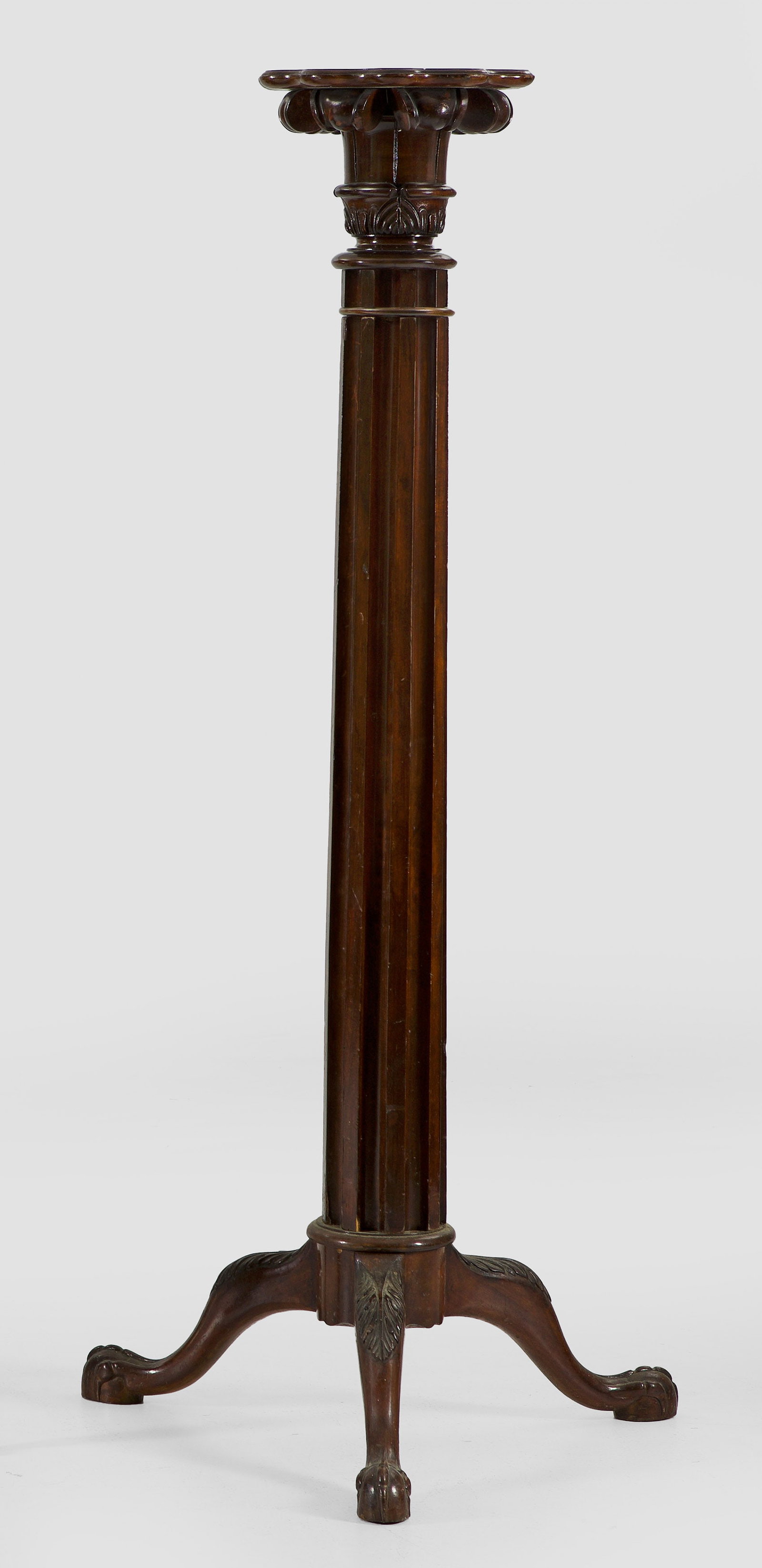 Viktorianische Torchére: Mahagoni. Über geschweift ansteigenden, blattreliefierten Beinen mit Klauenfüßen kannelierter Schaft und vasenförmigem oberen Abschluss und passig geschweifter Deckplatte. H. 151,5 cm. An English 