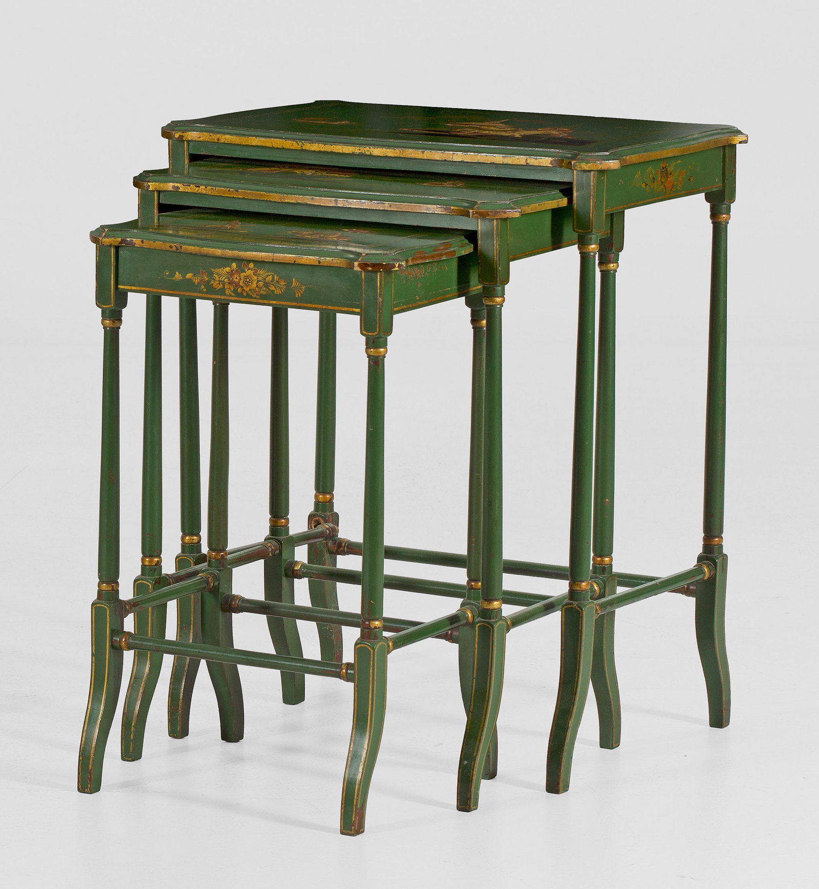 Nestoff Table mit Chinoiseriedekor: 3-tlg:, Holz, flächendeckend grün lackiert sowie teilw. erhaben reliefierter Lackdekor in Siegelrot und Gold. Schmale Zarge auf schlanken Balusterbeinen und geschweiften Füßen, durch