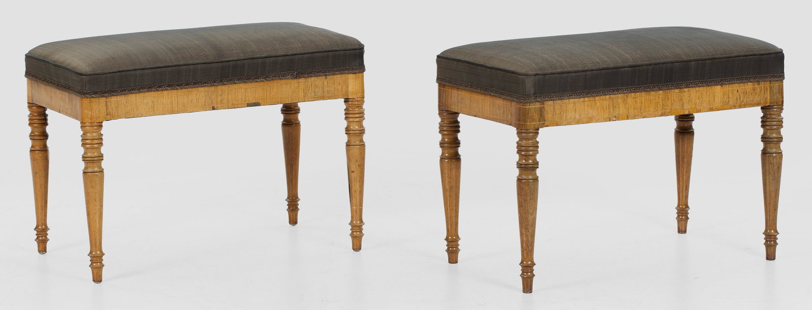Paar viktorianische Tabourets: Palisander, furniert. Gerade Zarge auf mehrfach gegliederten Balusterbeinen. Sitzfläche gepolstert und mit Rosshaargemisch bezogen. H. 47 cm. 67 cm x 39 cm. A pair of English rosewood stools.