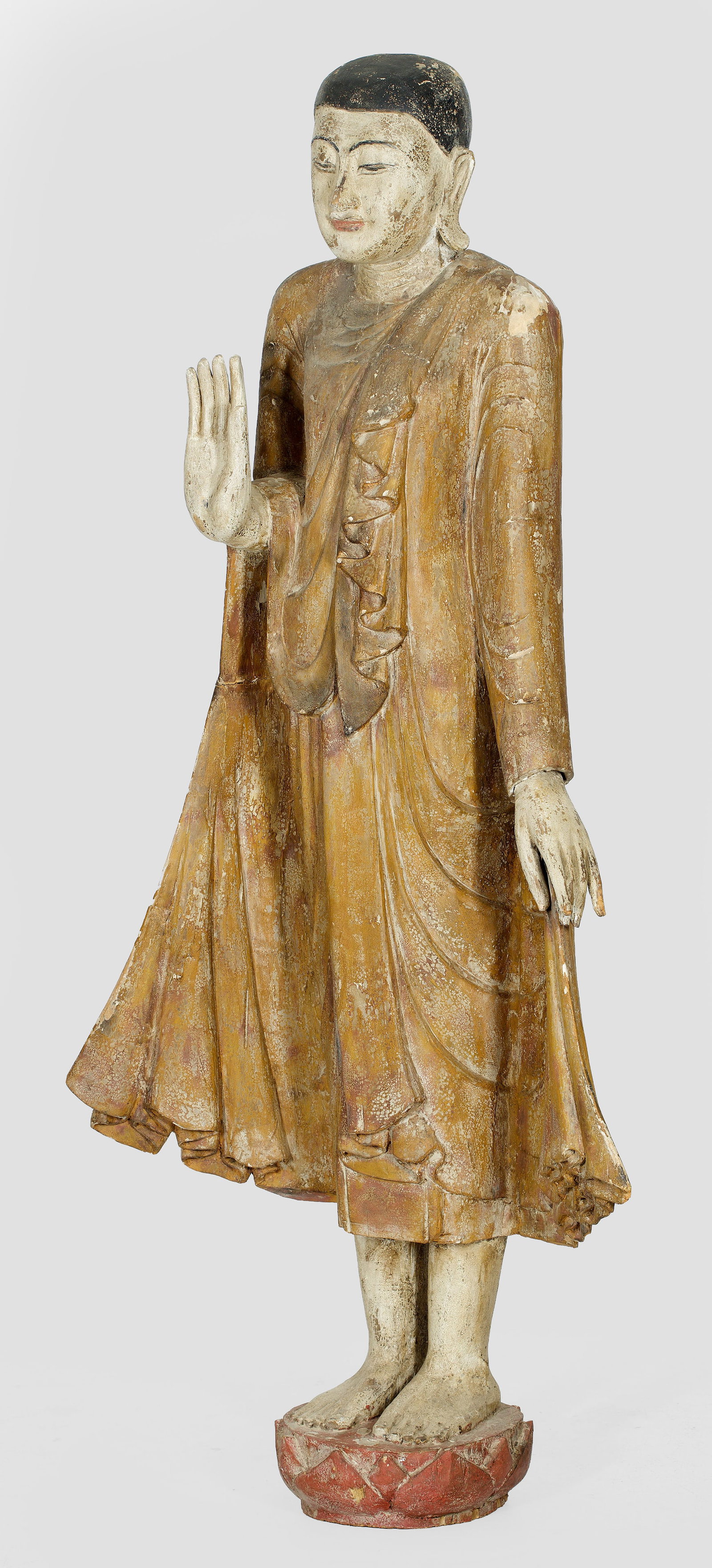 Großer Mandalay-Buddha: Holz, teilw. Terrakotta, gefasst. Auf einem Lotussockel in aufwendig reliefiertem Gewand und mit Segensgestus stehender Buddha. Altersspuren. Unw. best.; H. ca. 198 cm. B. 92 cm. A large wooden