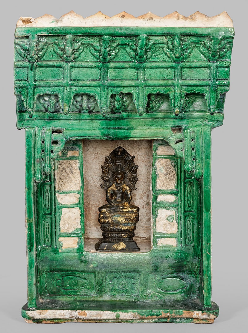 Chinesischer Schrein: Keramik, grüne Glasur. Miniaturmodell eines architektonisch gegliederten Schreins mit vorkragendem Gesims und zentraler Nische für einen sitzenden Buddah aus Metall mit partieller Vergoldung.