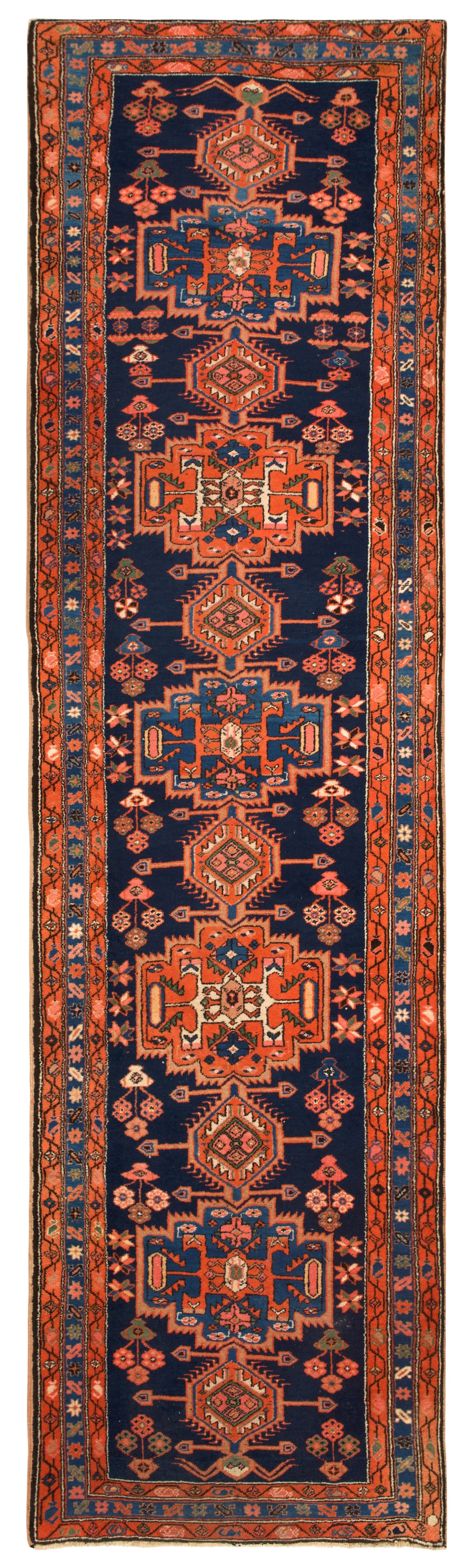Heriz-Läufer: Persien. Wolle auf Baumwolle. Im blauen Innenfeld Musterung aus großen, gereihten Rautenmotiven und stilisierten Rosetten in unterschiedlichen Rot- und Blautönen. Umlaufend schmale, korrespondierend