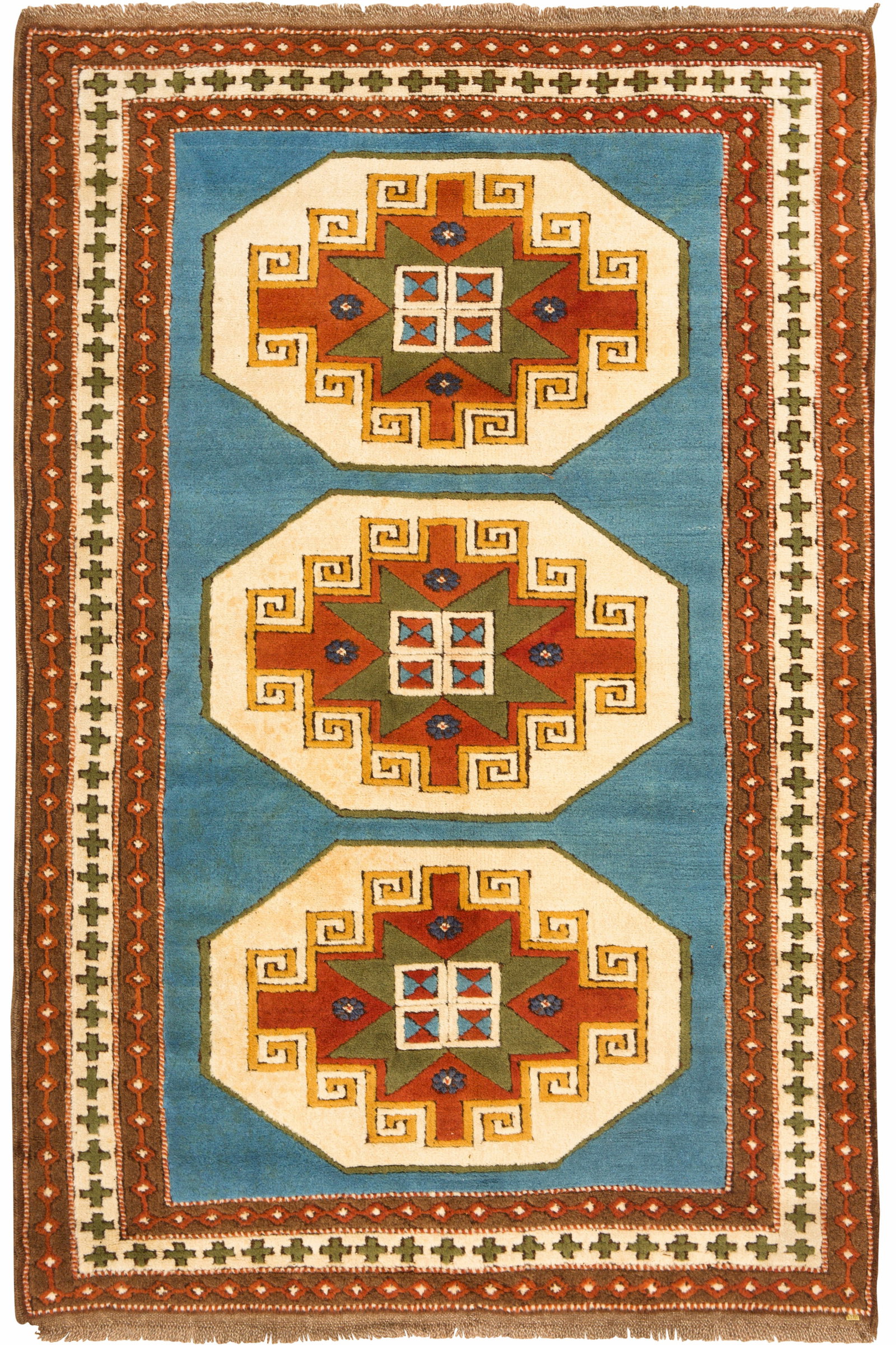 Kars Kasak-Brücke: Türkei. Wolle auf Wolle. Im monochromen, hellblauen Innenfeld drei große, cremefarbene Reserven mit hakenbesetzten Medaillons. Umlaufend mehrteilige Ornamentbordüre. 206 cm x 136 cm. An old Turkey 