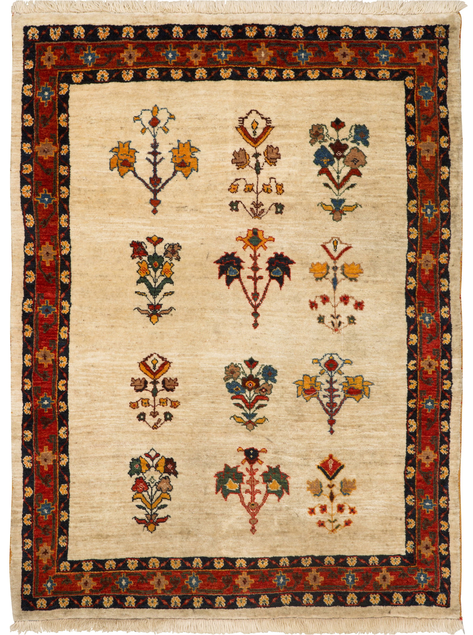 Kleine Gabbeh Lori-Brücke: Persien. Wolle auf Wolle. Im naturfarbenen Innenfeld flächendeckende Musterung aus Blütenzweigen im Rapport. Umlaufend mehrteilige Bordüre aus stilisiertem Rankenwerk. 135 cm x 96 cm. A Persian Gab