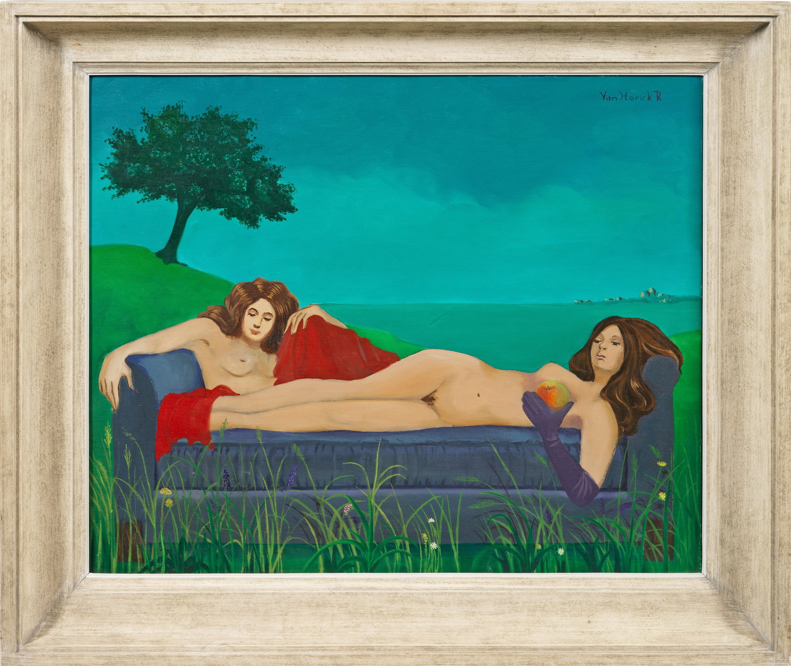 Robert van Horick: (Geb. 1940 Belgien) Surrealistische Szene mit zwei Akten Feinmalerische Schilderung zweier unbekleideter Damen auf einem blauen Sofa inmitten einer saftig grünen Wiese, während sich im Hintergrund e