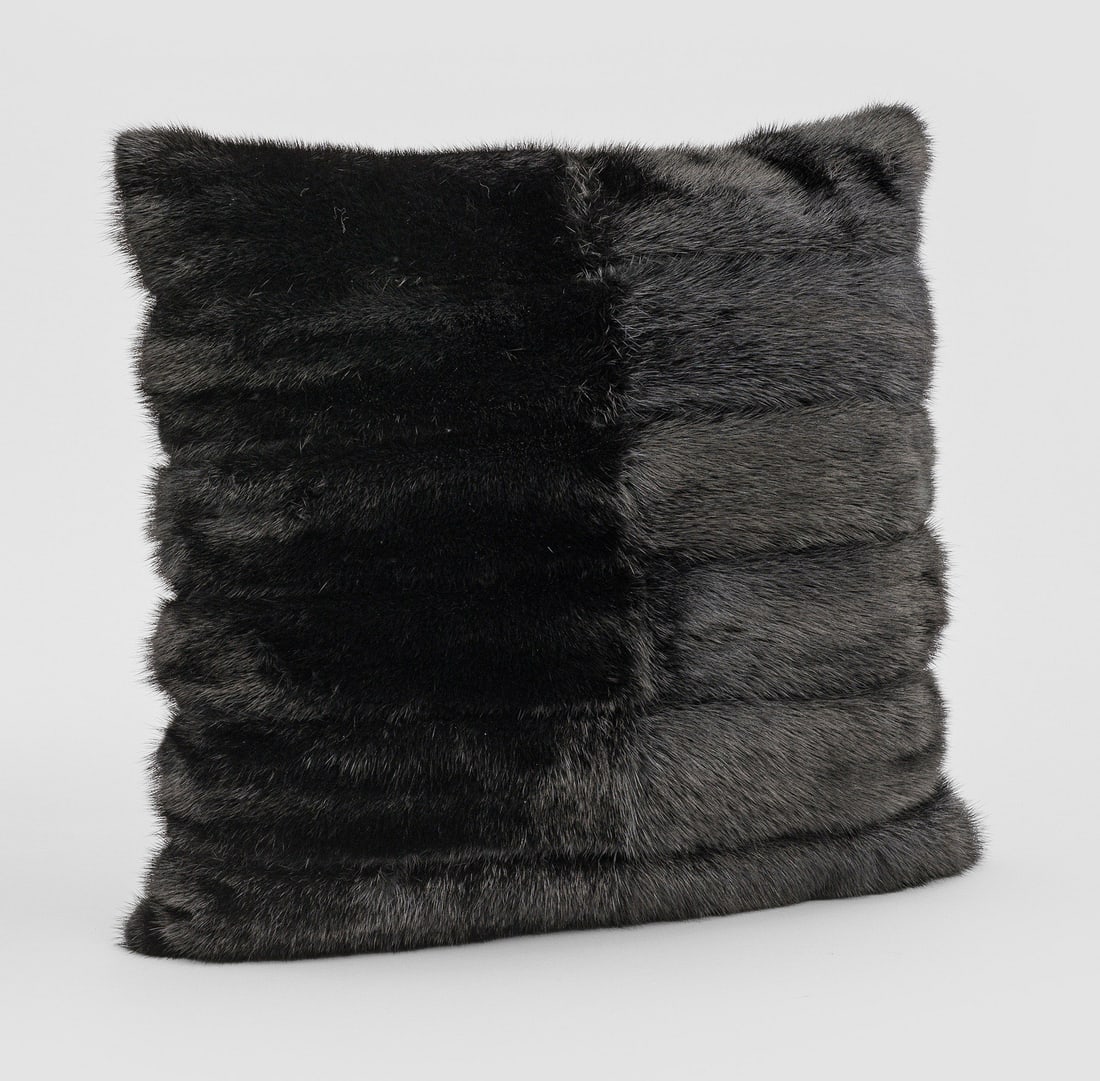 Großes Pelzkissen: Quadratisches Kissen aus schwarzbraunem, sog. Dark-Nerz in ausgelassener Verarbeitung. Rückseite aus dunkelgrauem Woll-Cashmere. Inlett. Ca. 48 cm x 48 cm. A mink fur and wool cashmere pillow.
