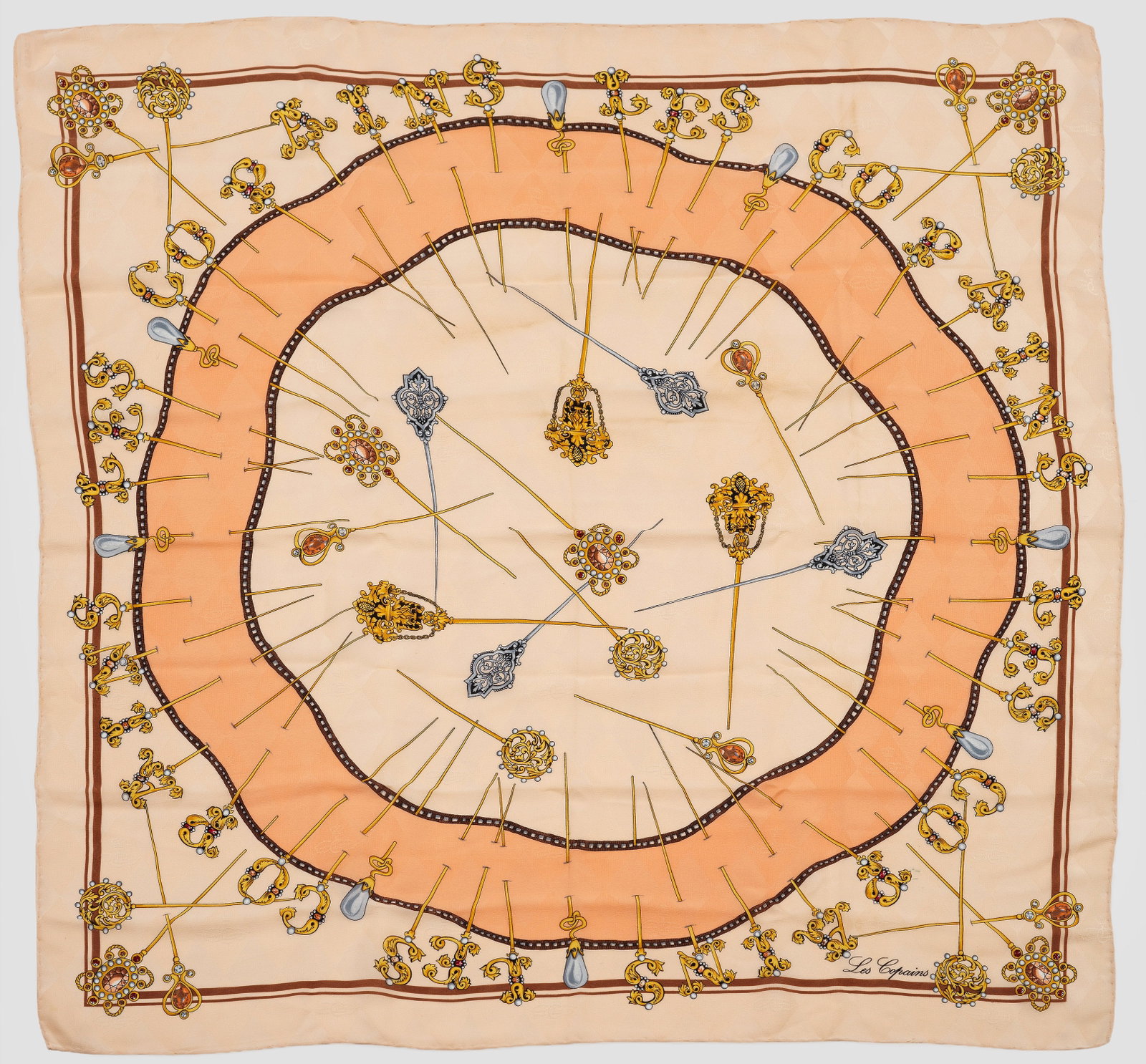 Seidentuch von Les Copains: Rechteckiges Tuch. Auf roséfarbenem Fond polychrome, kreisförmig angeordnete Hutnadeln. Bez. "Les Copains". 85 cm x 88 cm. A Vintage silk scarf by Les Copains.