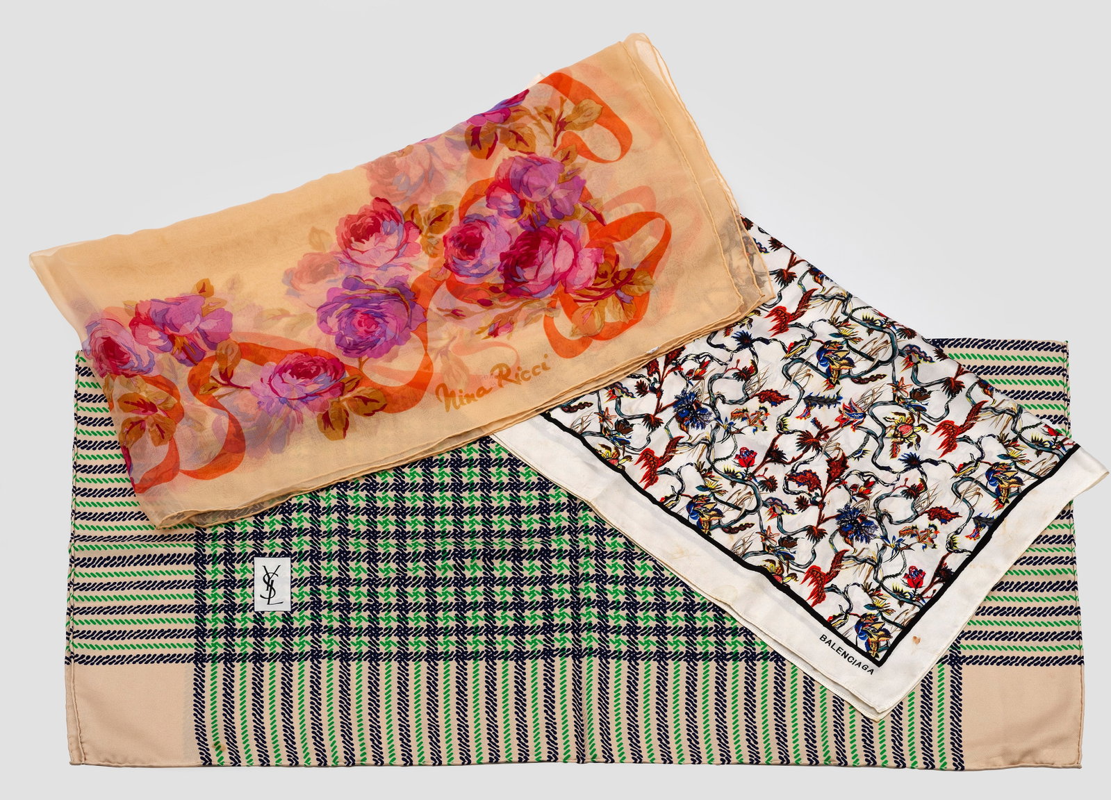 Drei Vintage-Seidentücher: von Balenciaga, Yves Saint Laurent und Nina Ricci Quadratische Tücher mit unterschiedlichen, polychromen Designs aus Blumen, exotischen Pflanzen oder gekreuzten Linien auf ecru- bis pfirsichfarbenem 