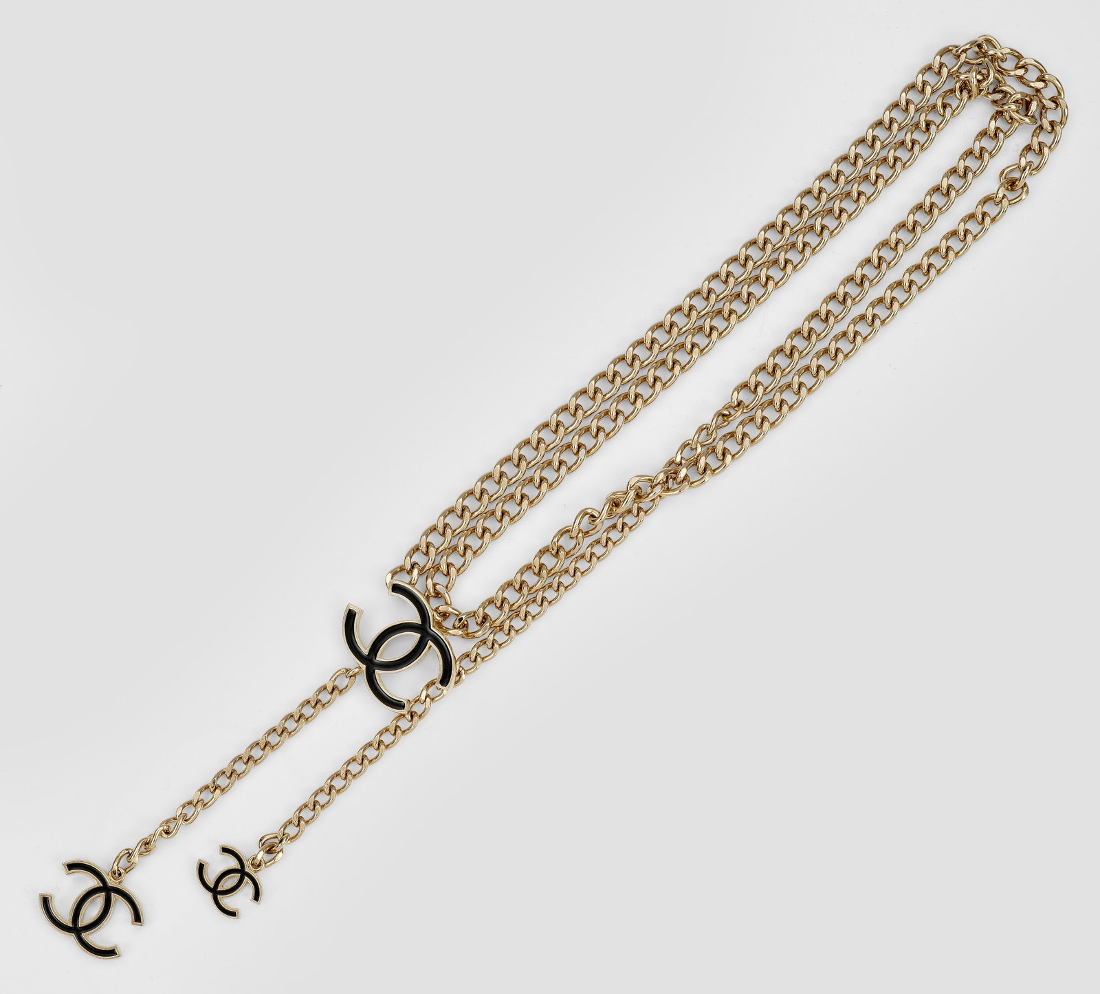 Vintage-Gürtel von CHANEL: Silberfarbes und schwarzes Metall. Gürtel aus Panzerkette mit Verschluss und Enden in Form von CC-Logos. Herstellerzeichen. L. 86 cm - 115 cm. Ges.-L. 114 cm. A Vintage silver and black coloured meta