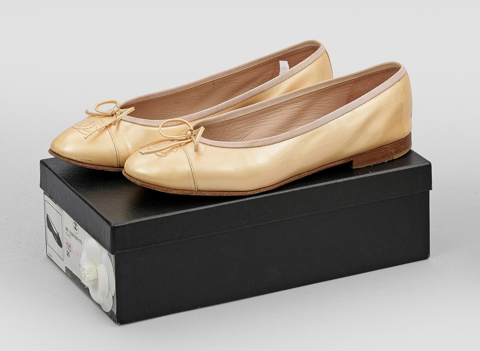 Paar Ballerinas von CHANEL: Cremefarbenes Lackleder. Schleife, Logo und Herstellerzeichen. Gr. 39. Getragen. Staubbeutel und Box. A pair of Vintage Chanel ballerinas. Manufacturer's mark. Signs of wear. Dustbag and box. Frankrei