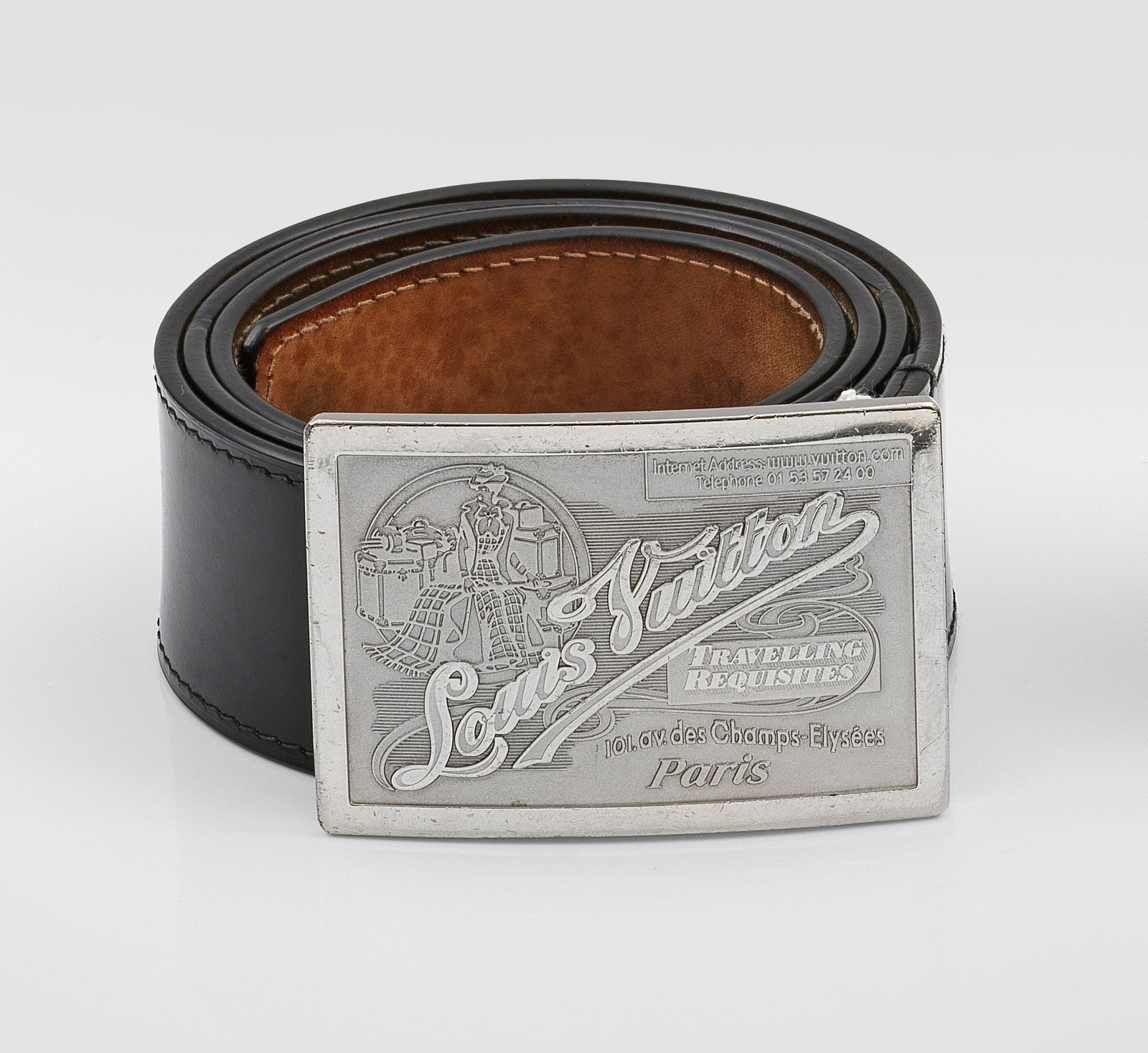 Herren-Gürtel von LOUIS VUITTON: Schwarzes und hellbraunes Leder. Serie "Travelling Requisites". Silberfarbene, reich geprägte und gravierte Kastenrahmenschnalle mit zentral angelegtem Firmen-Logo. Länge 95/38. Modell-Nr. M6812. Da