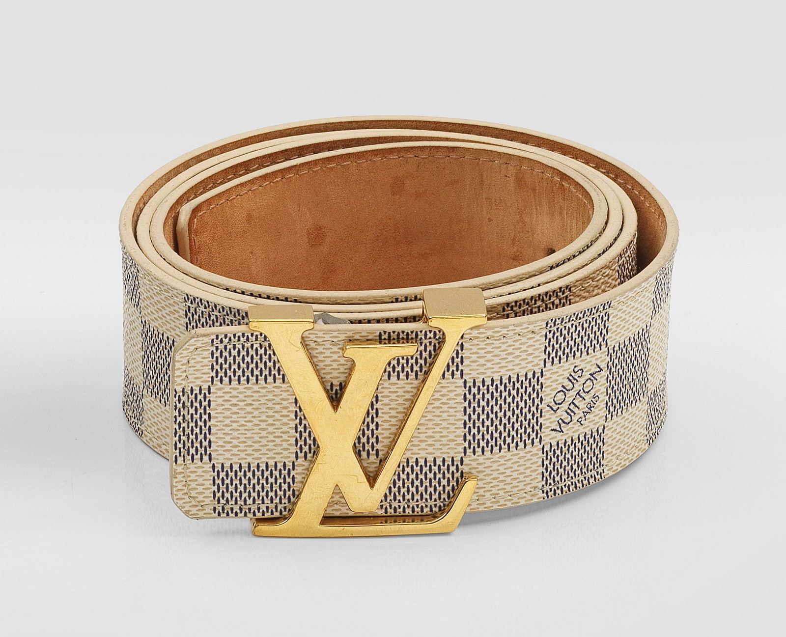 Damen-Gürtel von LOUIS VUITTON: Baumwoll-Canvas und Leder. Serie "Initiales". In sog. "Damier Azur" gestaltetem Schachbrettmuster mit cremefarbenen und blauen Quadraten sowie Firmen-Logo. Goldfarbene LV-Messingschnalle. Geprägte L�