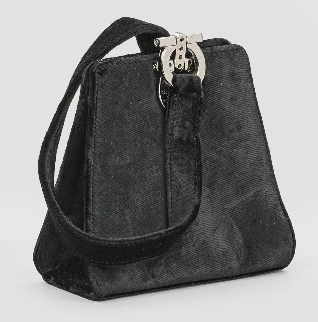 Vintage-Abendtasche "Mini Clutch" von Salvatore Ferragamo: Schwarzer Samt und Stoff, mit dunklen Steinen besetzte silberfarbene Hardware. Rechteckiger, konisch verlaufender Korpus mit an Doppel-Gancini ansetzender Griffschlaufe. Magnetverschluss. Gebrauchsspu