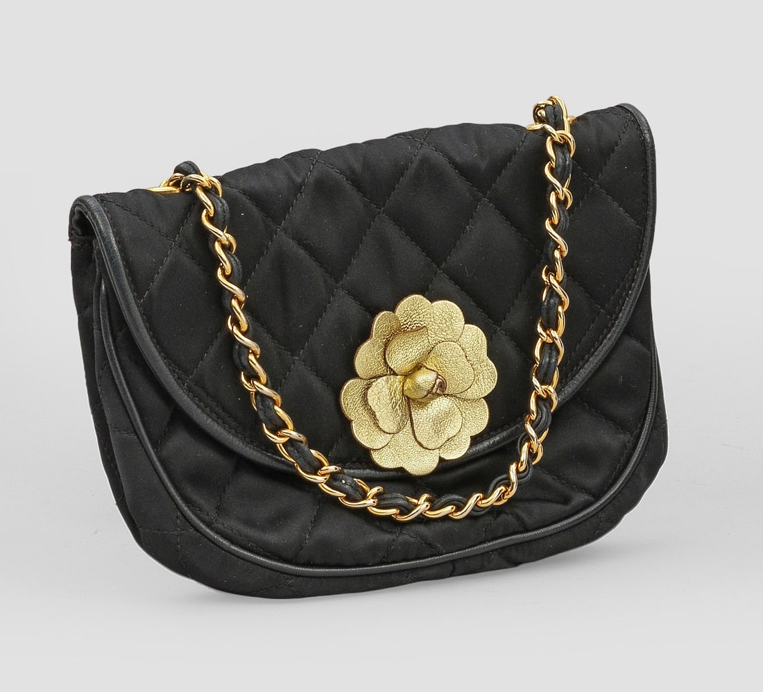 Kleine Vintage Chanel-Tasche mit Kamelie (1 of 1)
