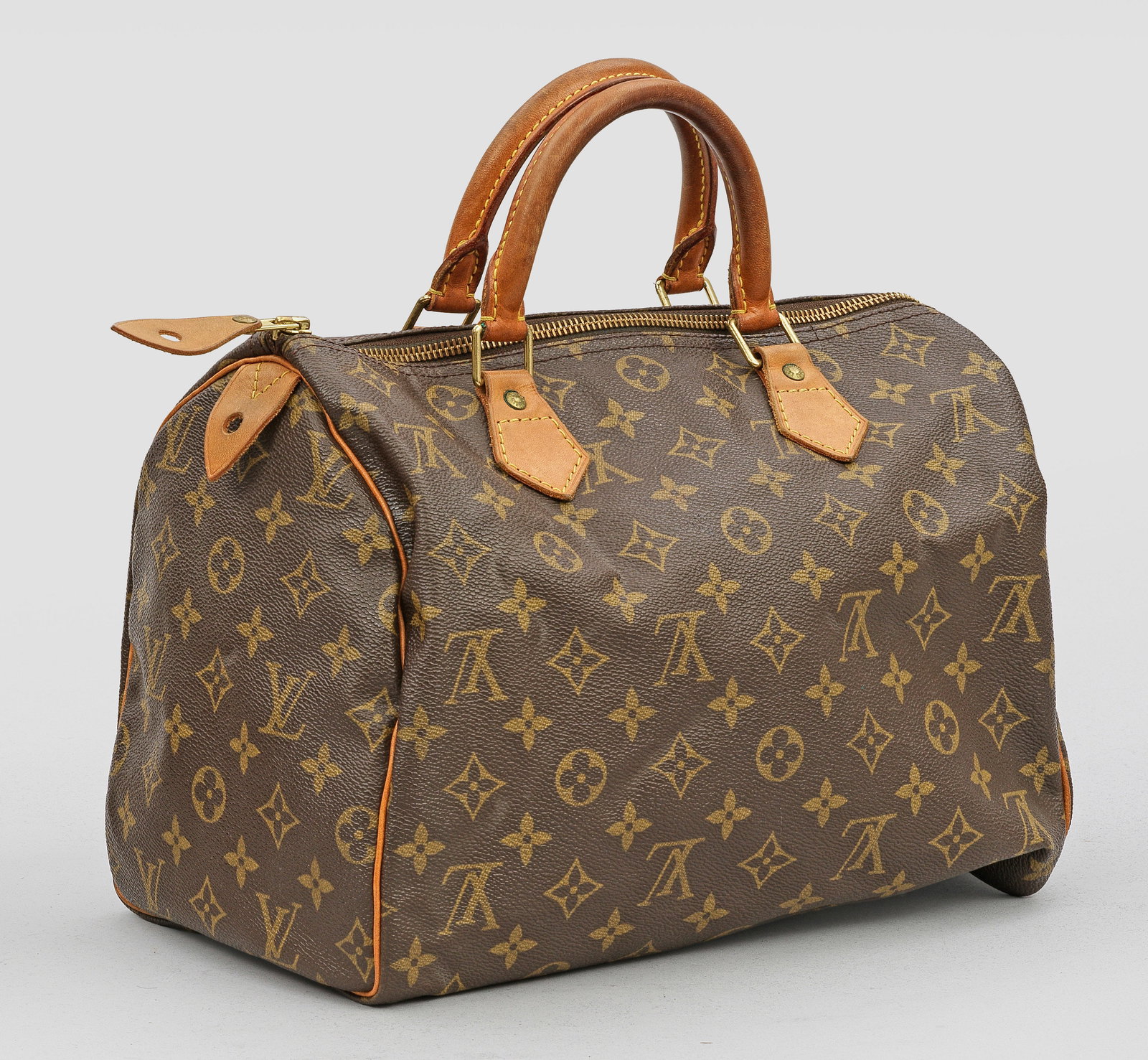 Vintage-Tasche "Speedy" von LOUIS VUITTON: Monogram-Canvas und helles Leder mit gelben Nähten. Bombierter Korpus mit Reißverschluss und zwei Griffen. Herstellerzeichen. Date-Code SP0948. Gebrauchsspuren. Das Modell wurde erstmals 1930 unter 