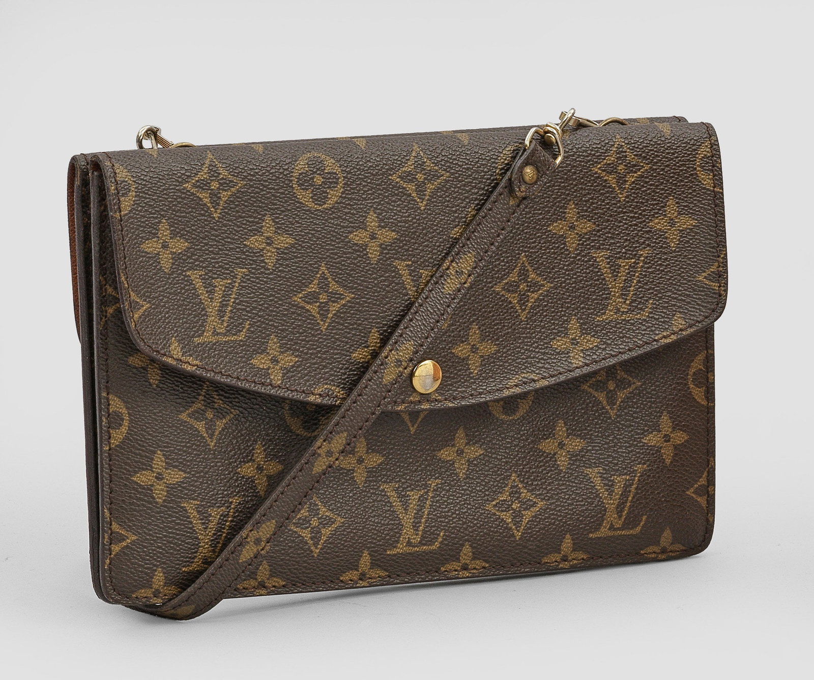 Kleine Vintage-Tasche "Double Rabat" von LOUIS VUITTON: Monogram-Canvas sowie Leder mit braunen Nähten. Korpus in Form zweier rechteckiger, an den Rückseiten verbundener Brieftaschen mit Drucknopfverschluss und abnehmbarem Schultergurt. Gebrauchsspuren. 