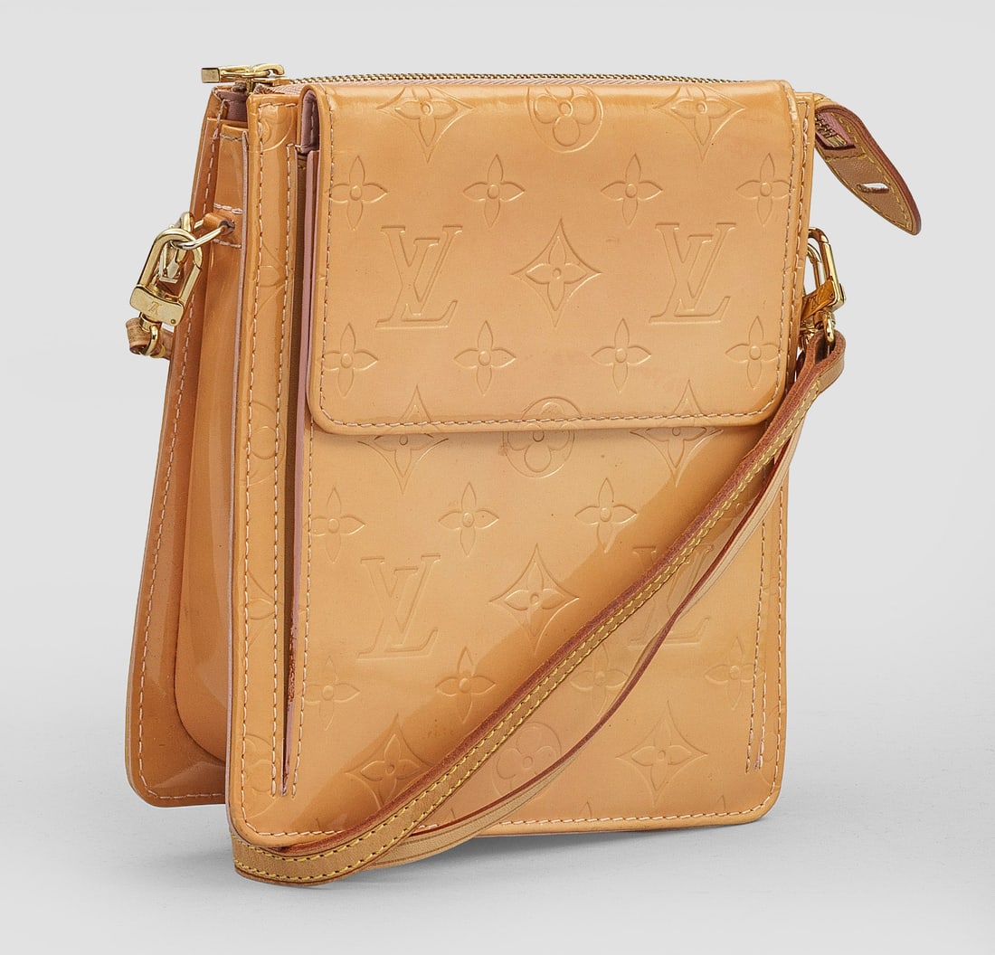 Vintage-Umhängetasche "Mott" von LOUIS VUITTON: Leder und Lackleder mit Monogramm-Prägung, goldfarbene Hardware. Hochrechteckiger Korpus mit frontseitig angesetzter Seitentasche mit Druckknopf sowie Haupttasche mit Reißverschluss. Mit abnehmbaren