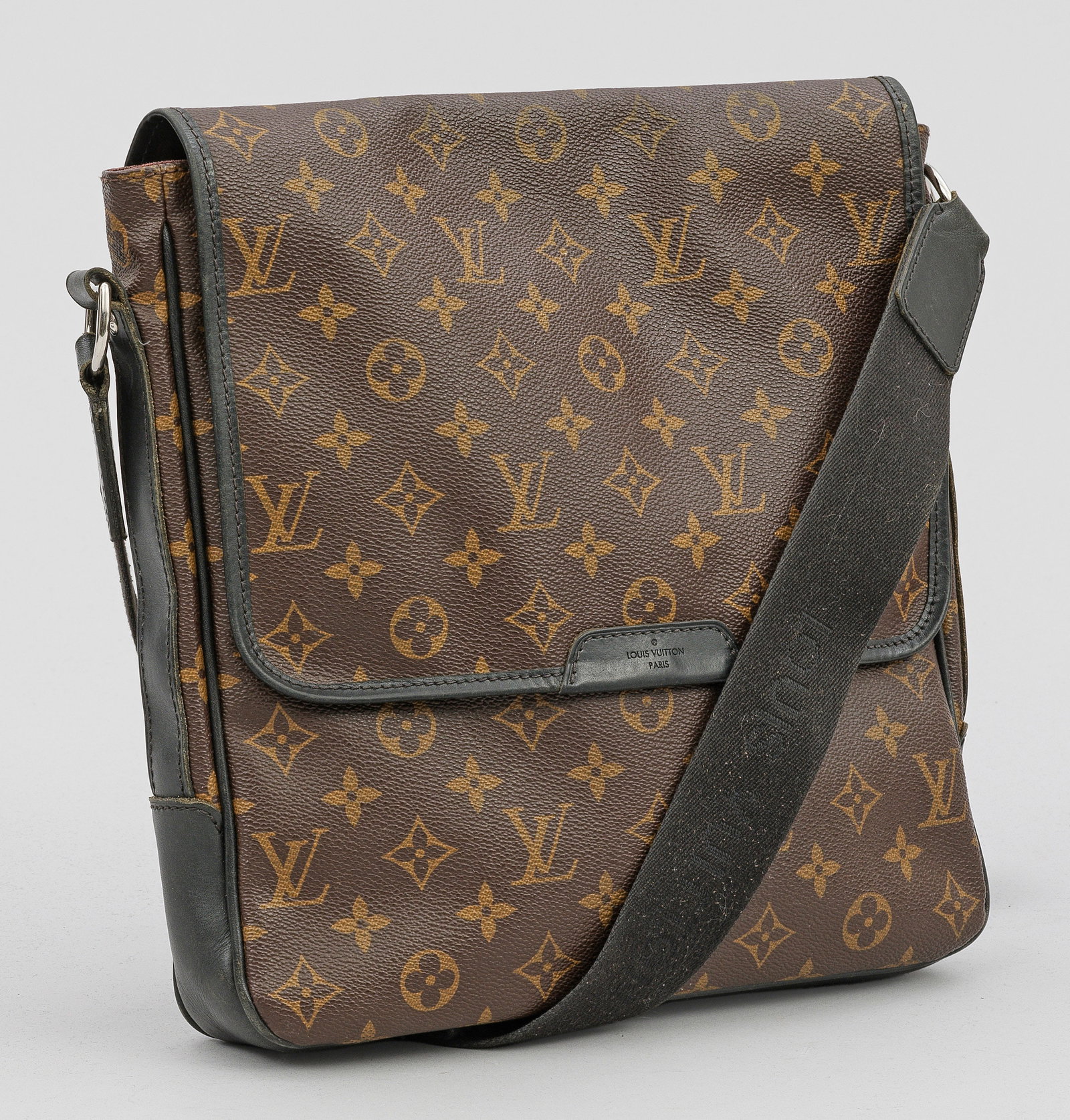 Vintage-Umhängetasche "Beaubourg" von LOUIS VUITTON: Monogram-Canvas, schwarzes Leder und silberfarbene Hardware. Rechteckiger Korpus mit Schultergurt aus Stoff, durch Magnetklappe verschlossenes großes Hauptfach und flaches Nebenfach mit Reißverschlu