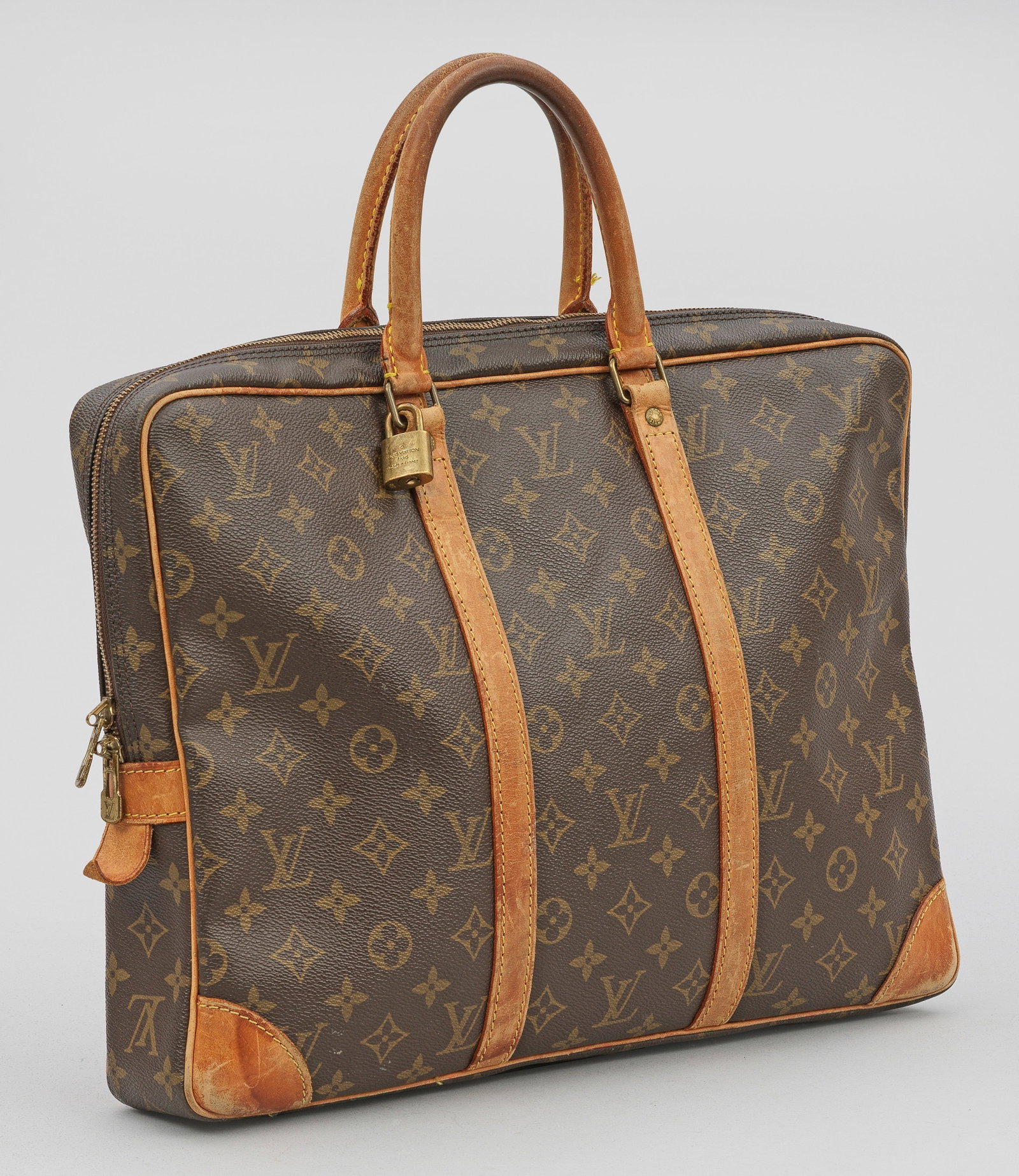 Vintage-Aktentasche "Porte Documents" von LOUIS VUITTON: Monogram-Canvas und helles Leder mit gelben Nähten. Gerundeter sog. Soft Case Korpus mit zwei Griffen. Im Hauptfach flaches Nebenfach und mehrere Einsteckfächer. Ohne Schlüssel. Gebrauchsspuren. He