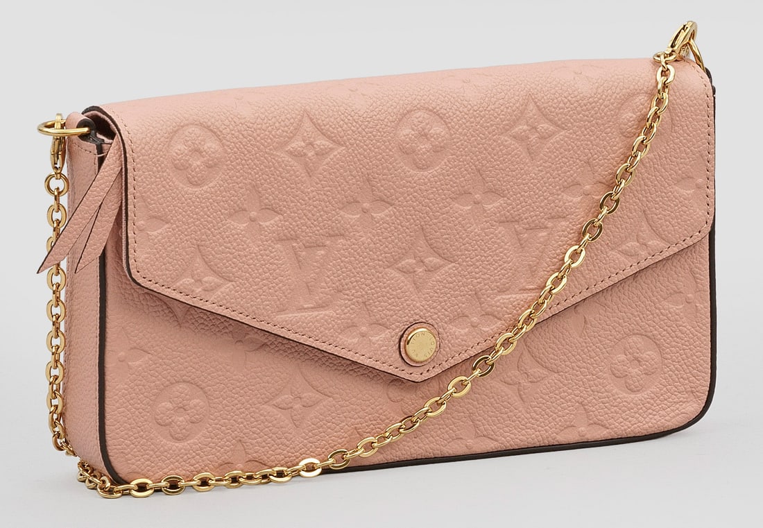 Vintage-Umhängetasche "Felicie Pochette" von LOUIS VUITTON: Kalbsleder mit Innenfutter aus Leinen, roséfarbenen Nähten und goldfarbener Hardware. Rechteckiger rosepoudre-farbener Korpus mit durch Druckknopf verschließbarem Überschlagdeckel und abnehmbarer 