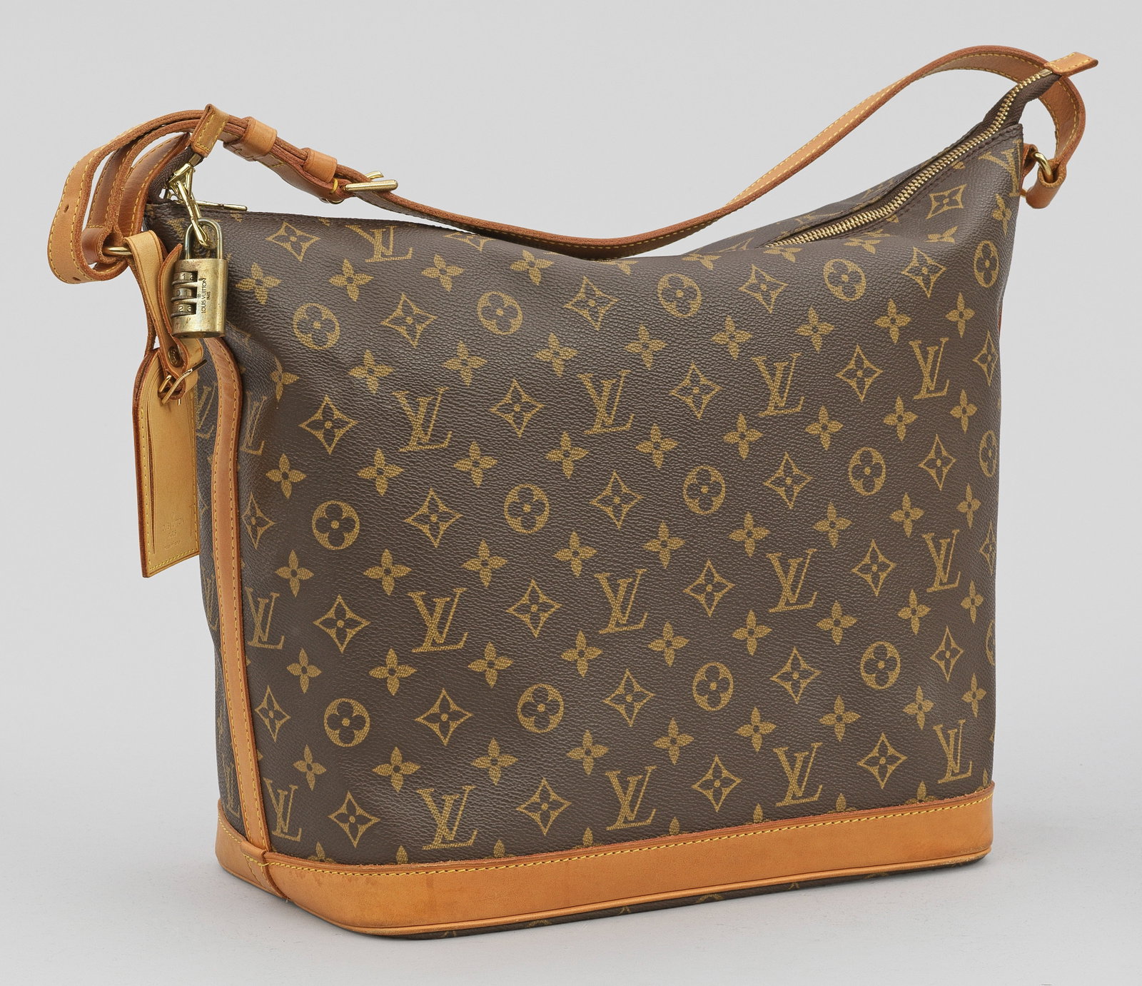 Vintage-Kosmetiktasche "Amfar Three" von LOUIS VUITTON: Monogram-Canvas und champagnerfarbenes Leder mit gelben Nähten sowie goldfarbene Hardware. Auf rechteckiger Grundfläche mit gerundeten Ecken gerade Korpuswandung mit seitlicher Aufhängung für den 