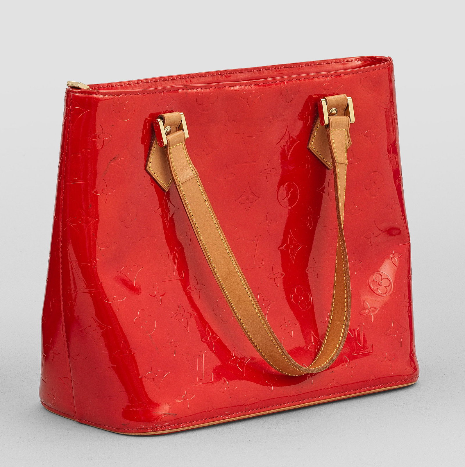 Vintage Shopper "Houston" von LOUIS VUITTON: Rotes Lackleder sowie rotes und hellbraunes Leder, goldfarbene Hardware. Auf ovaler Grundfläche zylindrische Wandung. Zwei Griffe. Großes Hauptfach mit Reißverschluss, darin zwei Einsteckfächer. G