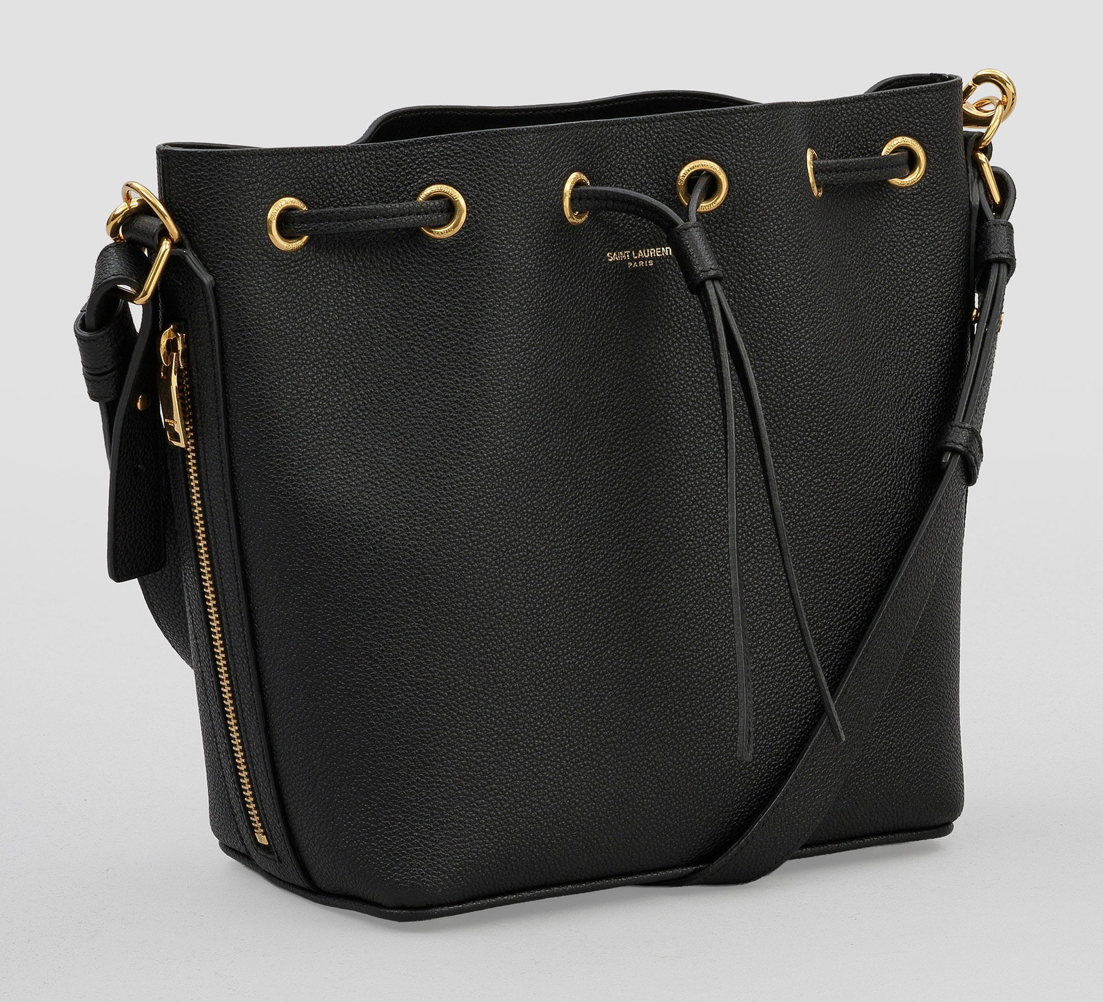 Schultertasche von YVES SAINT LAURENT: Dunkelblaues Leder und goldfarbene Hardware. Rechteckiger Korpus mit seitlichem Zierreißverschluss, oben mit Ösen sackartig verschnürbarem Hauptfach. Tragegurt und Schultergurt. Mit Staubbeutel. He
