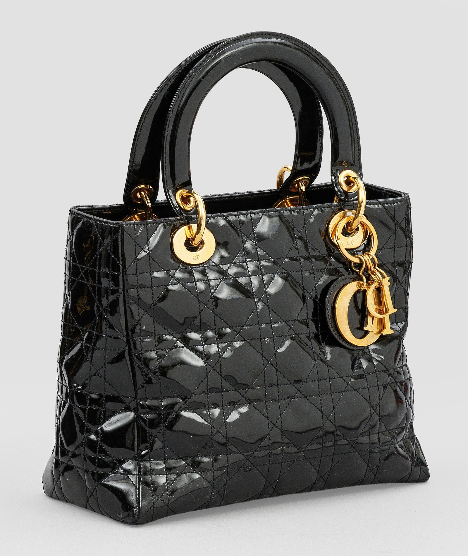 Vintage Handtasche "Lady DIOR Medium": Schwarzes Lackleder mit Cannage-Steppung und vergoldete Hardware. Leicht konischer Korpus mit gerundeten Henkeln. Hauptfach und Innentasche mit Reißverschlüssen. Mit abnehmbarem Schultergurt. Herste