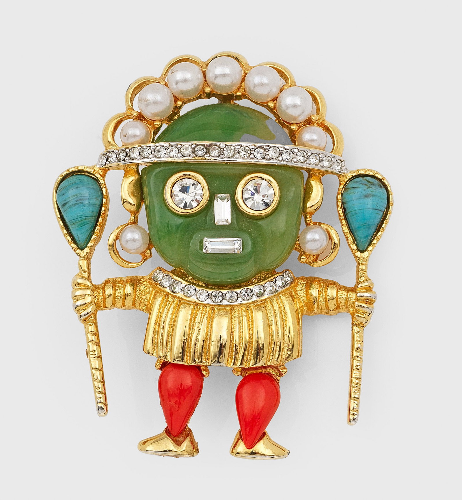Vintage Brosche von Kenneth Jay Lane im aztekischen Stil: Metall vergoldet sowie unterschiedliche Kunststeine, Strass und Kunstperlsen. Reliefplastische, stilisierte Darstellung eine aztekischen Medizinmanns. Herstellerzeichen. H. 5 cm. A Vintage gilt metal 