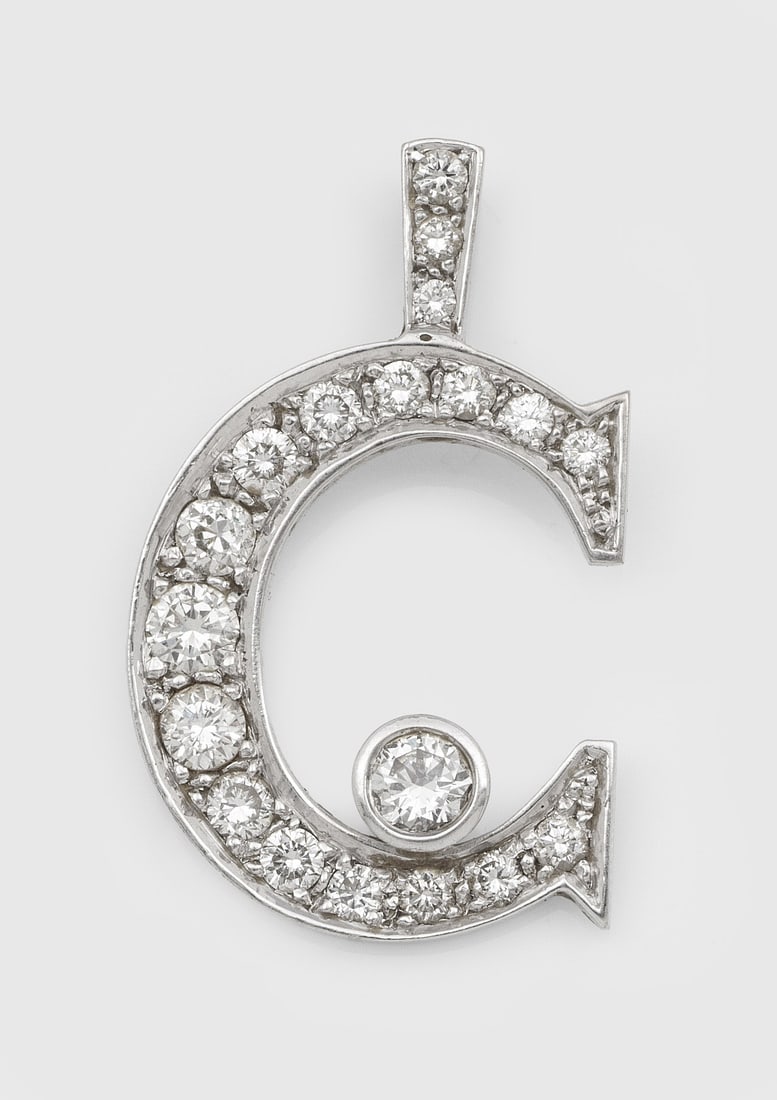 Repräsentativer Buchstaben-Anhänger-"C" mit Brillanten: Weißgold, gest. 585. Ausgefasst mit Brillanten von zus. ca. 1,20 ct. (G-H/vs-si). Gew. ca. 6,66 g. Pendant set with diamonds approx. 1,20 ct. (G-H/vs-si) in 14 k gold.