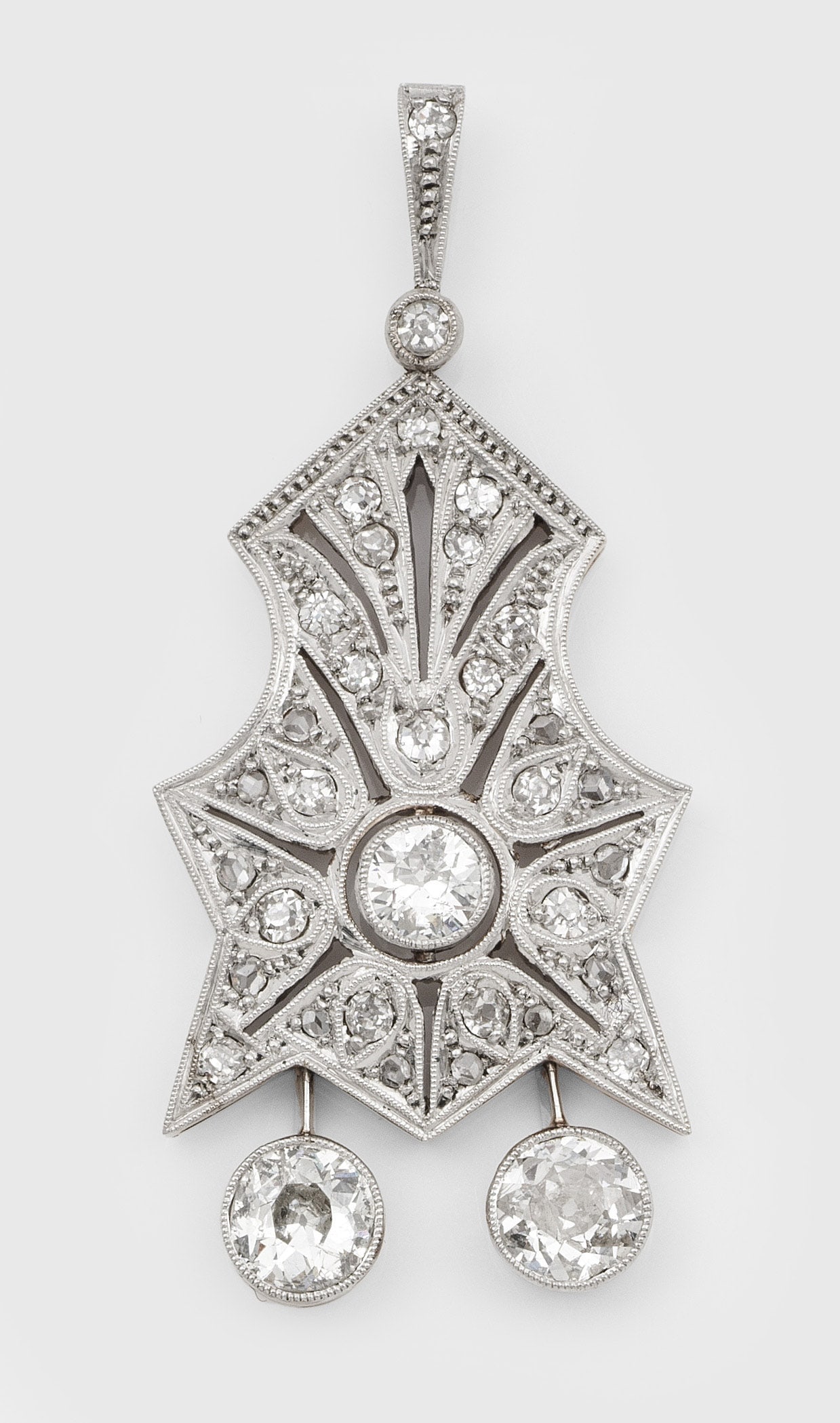 Jugendstil-Diamantanhänger in Ajour: Gelbgold, 14 ct., teilw. platiniert. Schauseitig besetzt mit Altschliffdiamanten von zus. ca. 1,20 ct., umzogen von feinen Millgriffbändern. Gew. ca. 5,99 g. Pendant set with diamonds approx. 1,20 ct