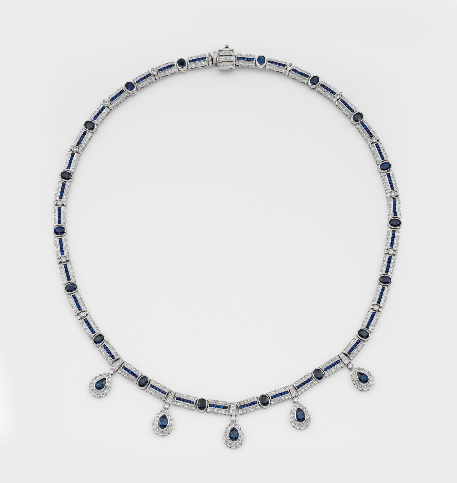 Elegantes Saphir-Diamant-Collier im viktorianischen Stil: Weißgold, gest. 14 ct.; Schauseitig besetzt mit indigioblauen Saphiren von zus. ca. 10,00 ct., gerahmt von kleinen Diamanten in feiner Millegriff-Fassung. Gew. ca. 45,13 g. Necklace set with indigio 