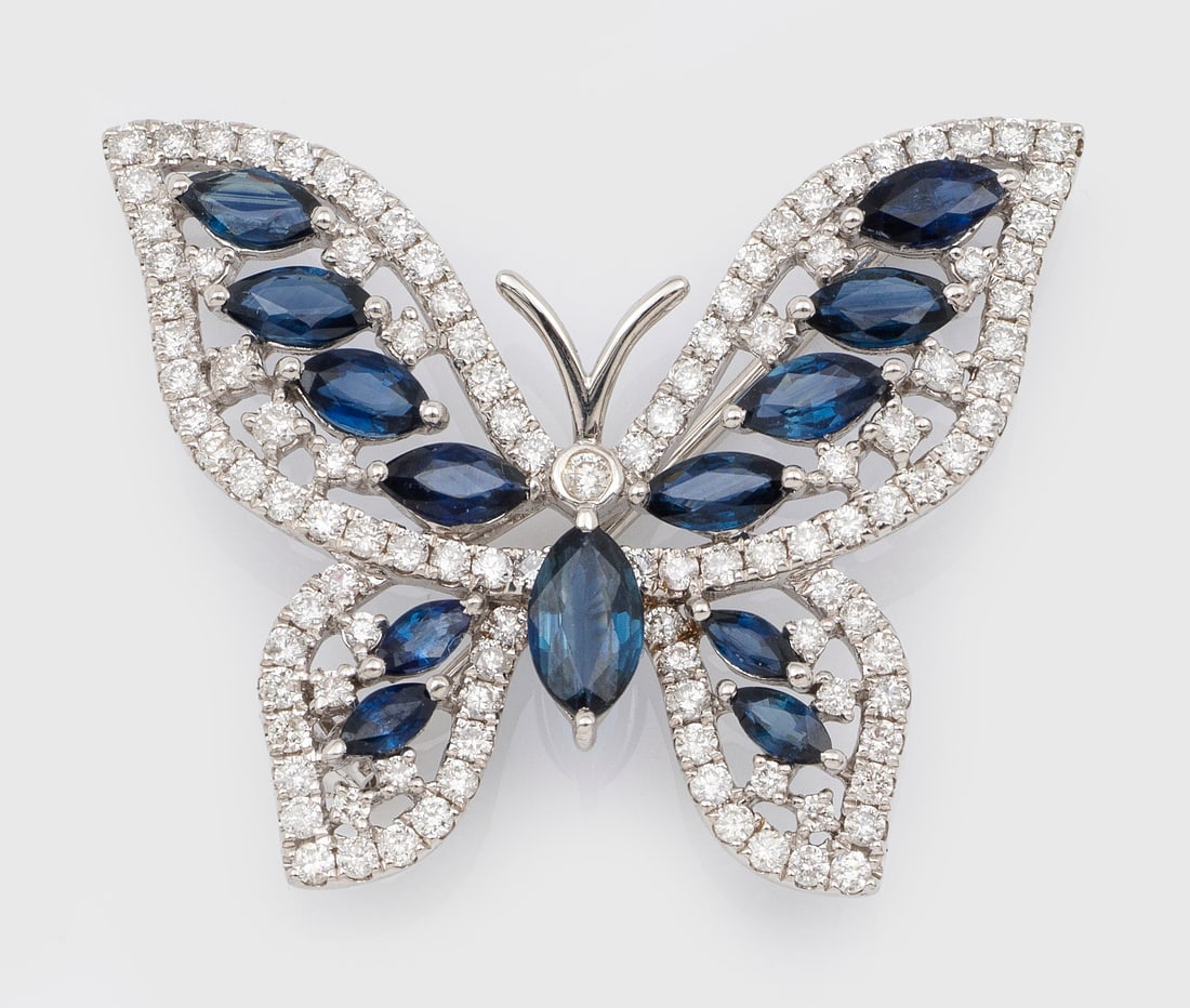 Schmetterlings-Brosche mit Saphiren in Ajour: Weißgold, gest. 750. Ausgefasst mit indigoblauen Saphiren von zus. ca. 2,50 ct. im Navetteschliff, entouriert von Brillanten von zus. ca. 1,35 ct. (G/vs). Gew. ca. 6,73 g. Butterfly brooch set with i