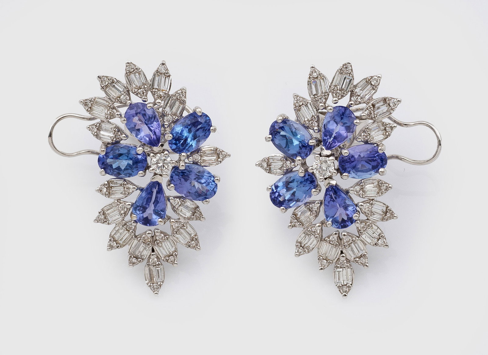 Paar repräsentative Tansanit-Diamantohrringe: Weißgold, gest. 750. Schauseitig ausgefasst mit blau-violetten Tansaniten von zus. ca. 3,80 ct. und Diamanten von zus. 1,14 ct. (G-H/vs). Ges.-Gew. ca. 6,79 g. Pair of earrings set with tansanites ap