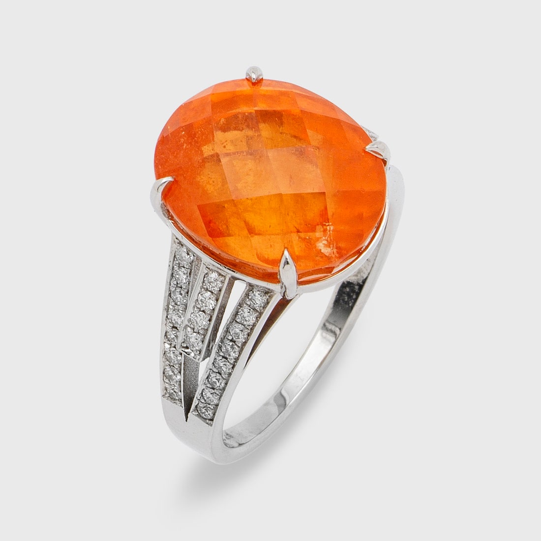 Seltener Mandarine-Granatring: Weißgold, gest. 750. Zentral besetzt mit einem orangefarbenem Granat von ca. 17,18 ct. im Ovalschliff, flankiert von Brillanten von zus. ca. 0,29 ct.; Gew. ca. 8,61 g. Beiliegend Expertise. Ring set 