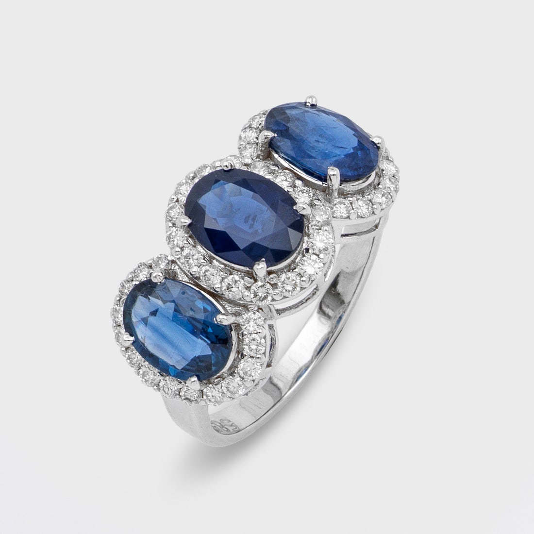 Klassischer Saphir-Diamantring: Weißgold, gest. 585. Besetzt mit 3 Saphiren von zus. ca. 4,38 ct. im Ceylonschliff, entouriert von Brillanten von zus. ca. 0,60 ct.; Gew. ca. 4,88 g. Ring set with 3 sapphires approx. 4,38 ct and dia