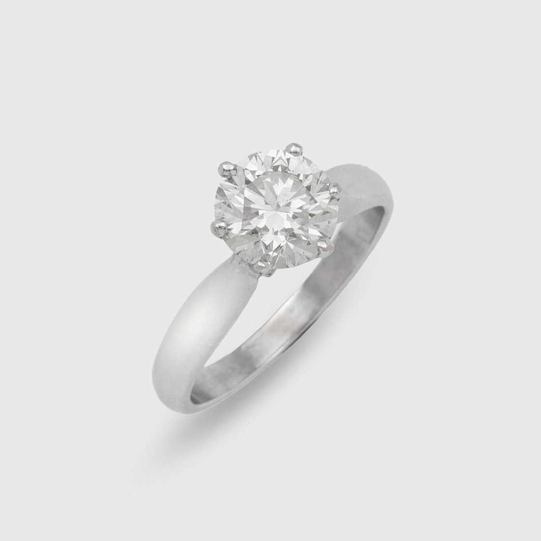 Klassischer Brillantsolitär-Ring: Weißgold, gest. 750. Zentral besetzt mit einem Brillantsolitär von ca. 1,75 ct. (I-J/vs). Gew. ca. 4,38 g. Ring set with a diamond solitaire approx. 1,75 ct. (I-J/vs), in 18 k white gold.