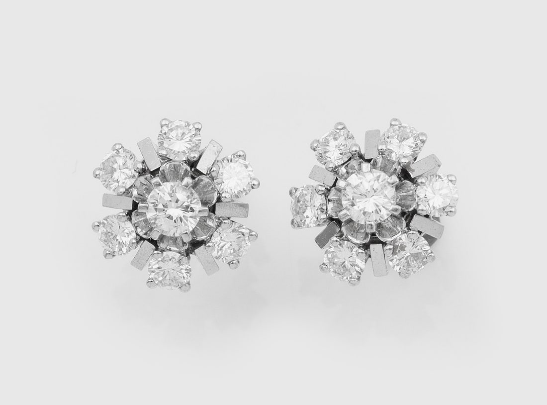Paar Cocktail-Brillant-Ohrringe der 1960er Jahre: Weißgold, 14 ct.; In blütenförmiger Anordnung besetzt mit Brillanten von zus. ca. 1,70 ct. (H/I-J/vs-si). Ges.-Gew. ca. 6,92 g. Pair of earrings set with diamonds approx. 1,70 ct. (H/I-J/vs-si), in