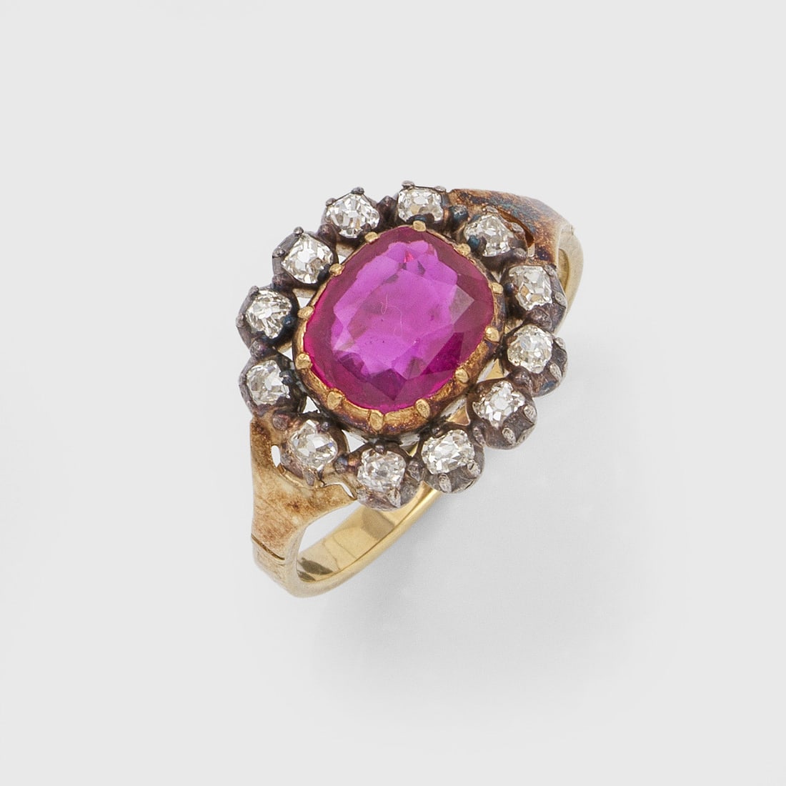 Viktorianischer Diamant-Entouragering mit Rubin: Gelbgold, 14 ct. und Silber. Zentral besetzt mit taubenblutroten Rubin von ca. 1,80 ct., entouriert von Diamantrosen. Gew. ca. 3,60 g. Victorian ring set with pigeon blood red ruby approx. 1,80 ct. an