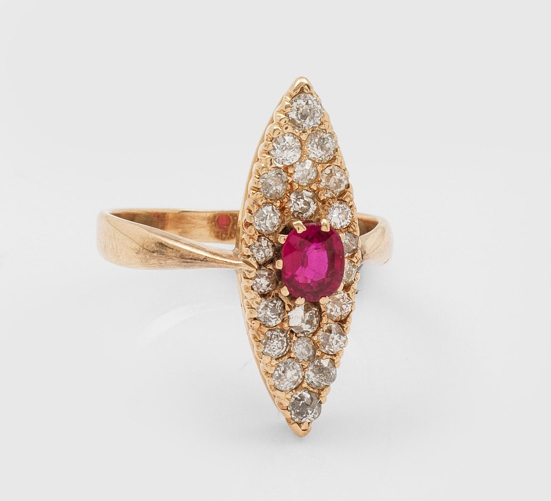 Jugendstil Marquise-Ring: Roségold, 8 ct.; Zentral besetzt mit taubenblutrotem Farbstein, ausgefasst mit Diamantrosen von zus. ca. 0,60 ct.; Gew. ca. 3,95 g. Ring set with pigeon blood red stone and diamond roses approx. 0,60