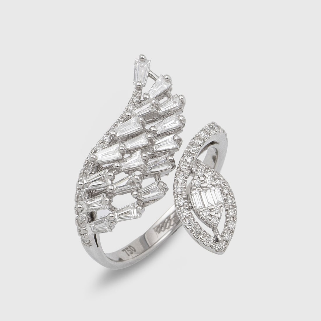 Hochfeiner stilisierter Schlangenring mit Diamanten: Weißgold, 18 ct.; Ausgefasst mit Diamant-Baguetten und Brillanten von zus. ca. 1,17 ct. (G/vs). Gew. ca. 5,32 g. Ring set with diamonds approx. 1,17 ct. (G/vs), in 18 k white gold.