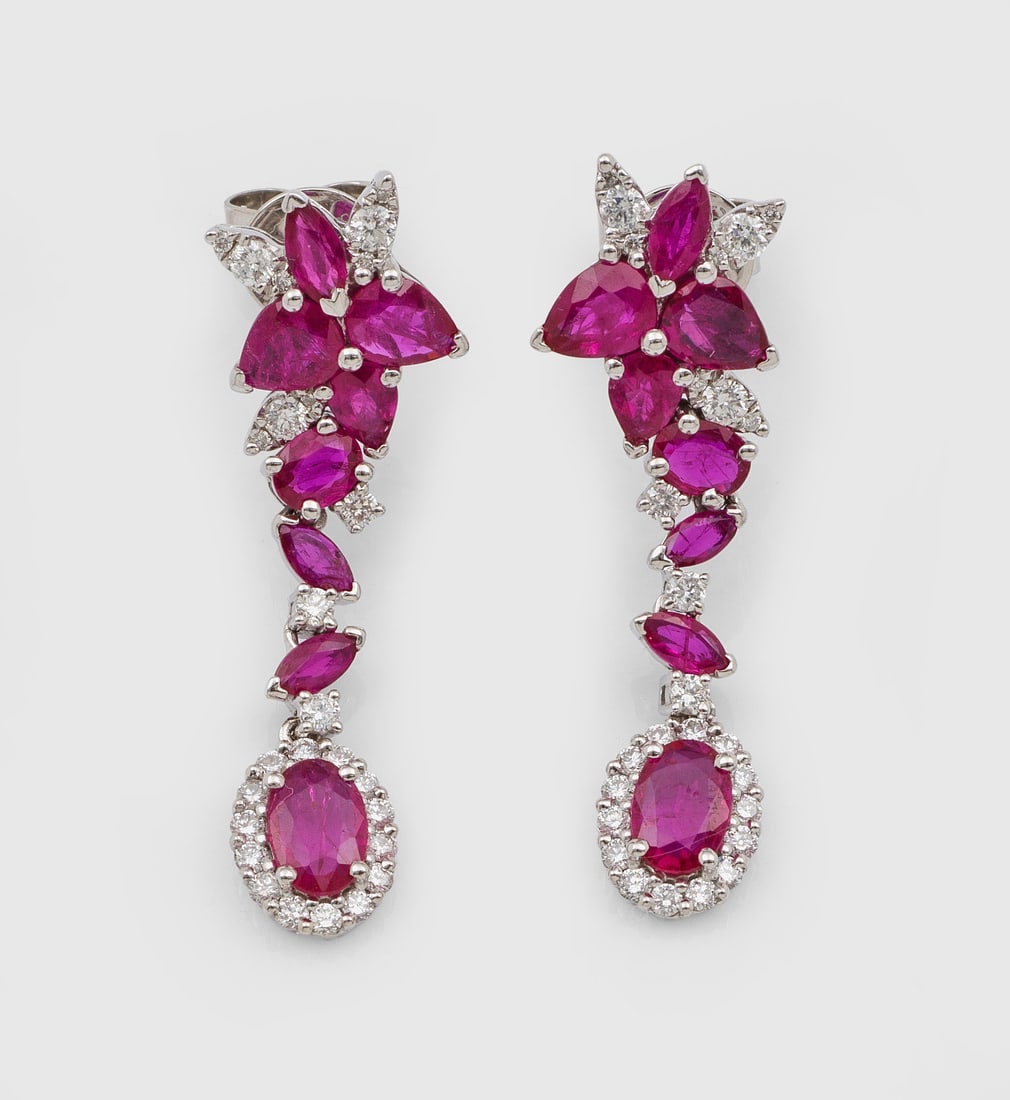 Paar elegante Rubin-Ohrgehänge: Weißgold, gest. 750. Schauseitig besetzt mit taubenblutroten Rubinen von zus. ca. 2,90 ct., akzentuiert durch Brillanten von zus. ca. 0,60 ct. (G-H/si). Ges.-Gew. ca. 5,74 g. Pair of earrings set wit