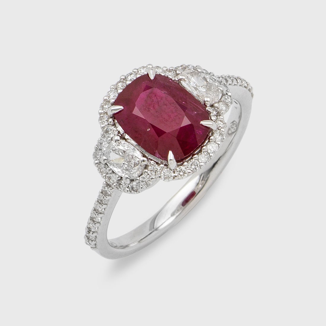 Eleganter Rubin-Diamantring: Weißgold, gest. 750. Zentral besetzt mit einem taubenblutroten Rubin von ca. 2,37 ct. im Ovalschliff, entouriert von Diamanten von zus. ca. 1,00 ct.; Gew. ca. 3,66 g. Beiliegend Expertise. Ring set w