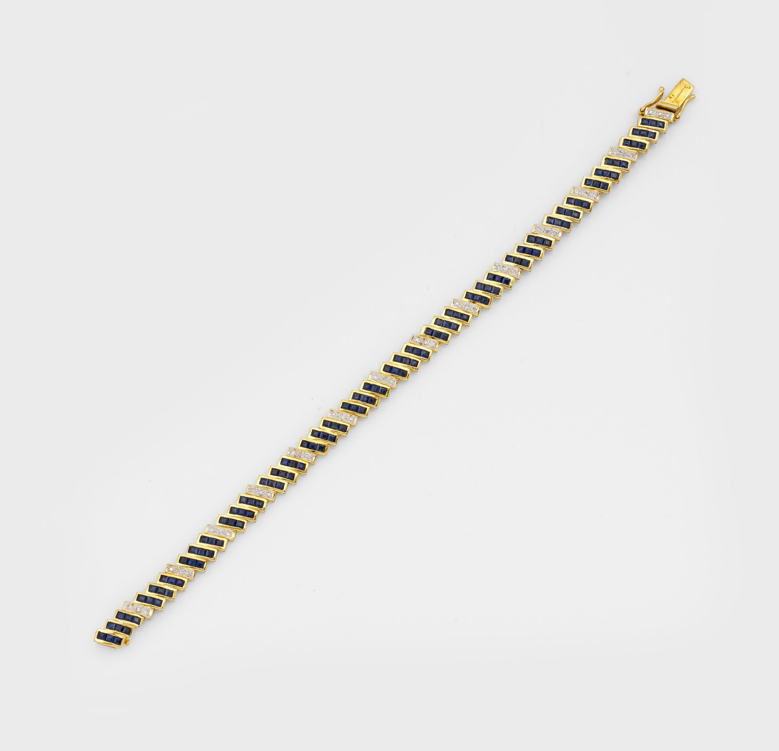 Klassisches Saphir-Diamant-Armband: Gelbgold, gest. 585. Ausgefasst mit Saphir-Carrées von zus. ca. 1,60 ct., akzentuiert durch kleine Diamanten. Gew. ca. 18,55 g. Bracelet set with sapphires approx. 1,60 ct. and small diamonds, in 14 